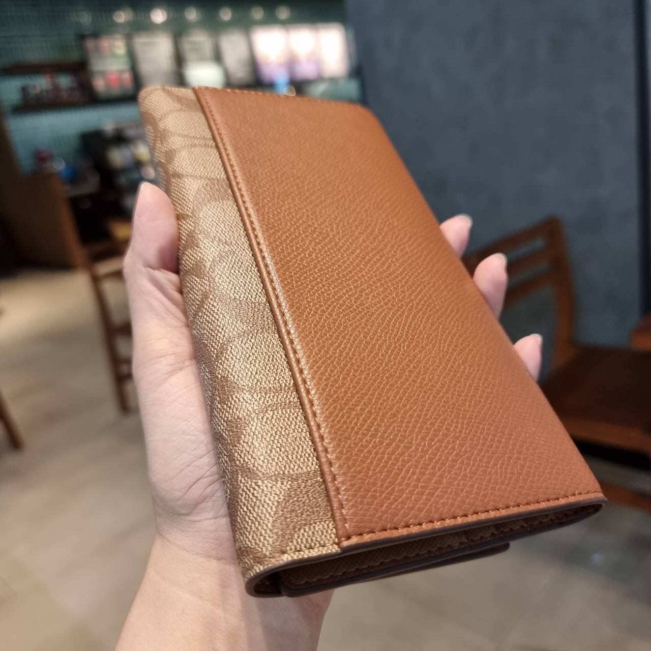 COACH F53763 TRIFOLD WALLET IN SIGNATURE กลับมาแล้วจ้า!! รุ่นขายดี!! 💓 ดีไซน์ใหม่ กระเป๋าสตางค์ใบยาว แถมที่ห้อยใส่บัตรแยกให้ (ถอดออกได้) น่ารักมากๆ ใช้งานง่าย เปิด-ปิดด้วยกระดุม ภายในใส่ธนบัตร ใส่บัตรได้เยอะ ใส่มือถือได้ไปอีก!! จุใจสุดๆ บอกเลยว่าใ