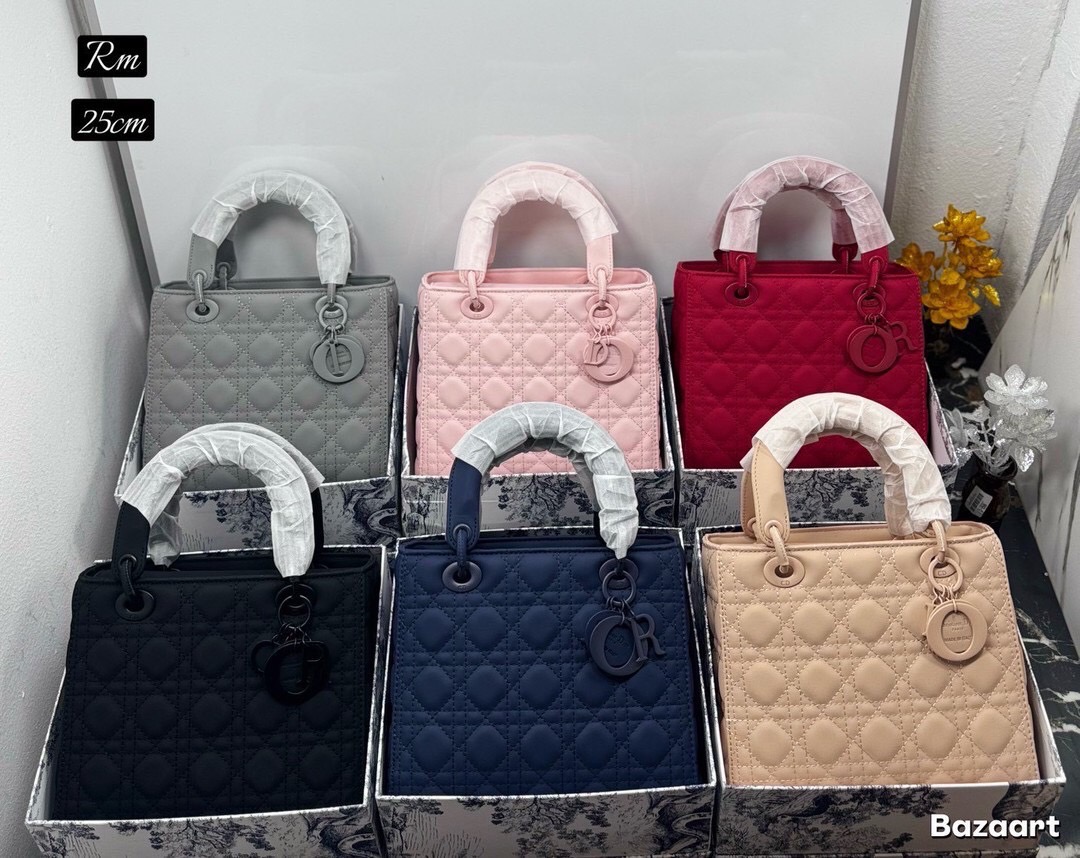 Dior Medium Lady Dior Bag 25cm กระเป๋าสะพายทรงโท้ท ที่สุดของความเรียบหรูดูแพง น้อยแต่มากที่แท้ทรู ดีไซน์เรียบง่าย แต่แฝงไปด้วยความหรูหรา ทรงกล่องคลาสสิค โดดเด่นด้วยพวงกุญแจอะไหล่โทนสีเดียวกับกระเป๋า เป็นเอกลักษณ์ด้วยลายเส้นซ้อนทับสวยงาม