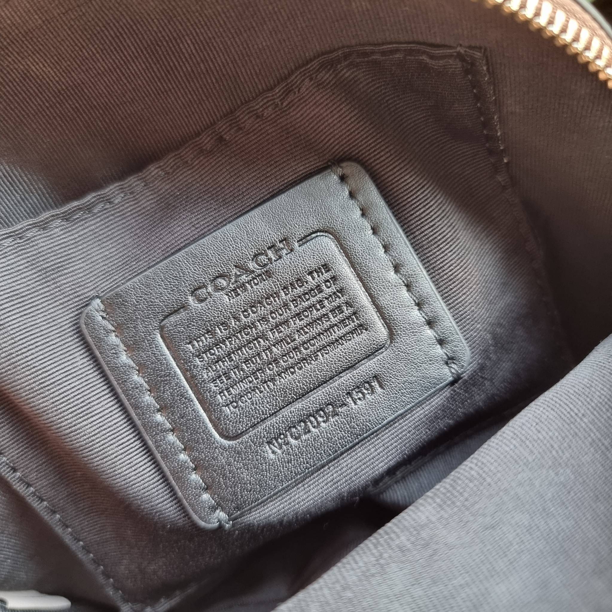 OUTLET 】COACH 1591 SERENA SATCHEL IN SIGNATURE CANVAS กระเป๋าสะพายคอลเลคชั่นยอดฮิต ดีไซน์ลุคผู้ดี ต้องยกให้น้องใบนี้เลย!! จัดสีขายดี สีลุคคุณหนูมาให้ สวยตาแตก!! วัสดุหนังแคนวาส เปิด-ปิดด้วยซิป 2 ช่องหลัก ภายในเป็นช่องโล่ง เก็บของได้แบบสบายๆ ใส่มือถือได้ทุ