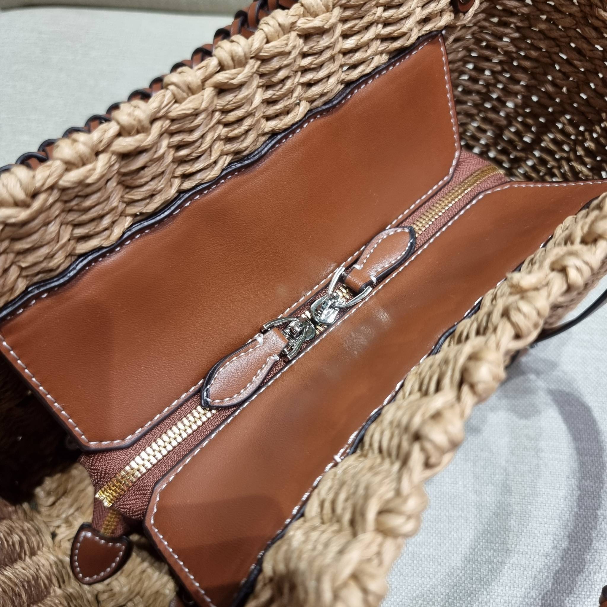 PRADA CORN HUSK AND LEATHER TOTE ธรรมชาติเป็นหนึ่ง!! กับอีกไอเท็มรักษ์โลก ด้วยดีไซน์ล้ำทันสมัย ผสานกับวัสดุจากธรรมชาติ ออกมาเป็นลายสานที่สวยหรู ไม่กระด้าง กระเป๋าทรงโท้ท ขนาดกำลังสวย มาพร้อมหูจับในตัว มีซิปรูปเปิด-ปิดที่ปากกระเป๋า ภายในโล่งกว้าง ใส่ของได้