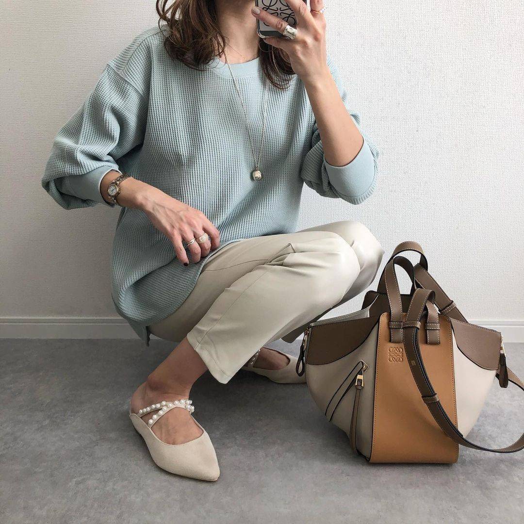 LOEWE HANDLE & SHOULDER BAG GIFT WITH PURCHASE GWP รุ่น Rare items สุดๆวัสดุหนังแท้ Calfskin หนังสวยดีไซน์มีเอกลักษณ์ ใบใหญ่กำลังดี น้ำหนักเบา สามารถปรับได้หลายทรง ด้านข้างมีซิปปรับขยายได้ ภายในโล่งกว้าง ใส่กระเป๋าสตางค์ กล้อง มือถือ ของใช้ได้เยอะ หูหิ้วห