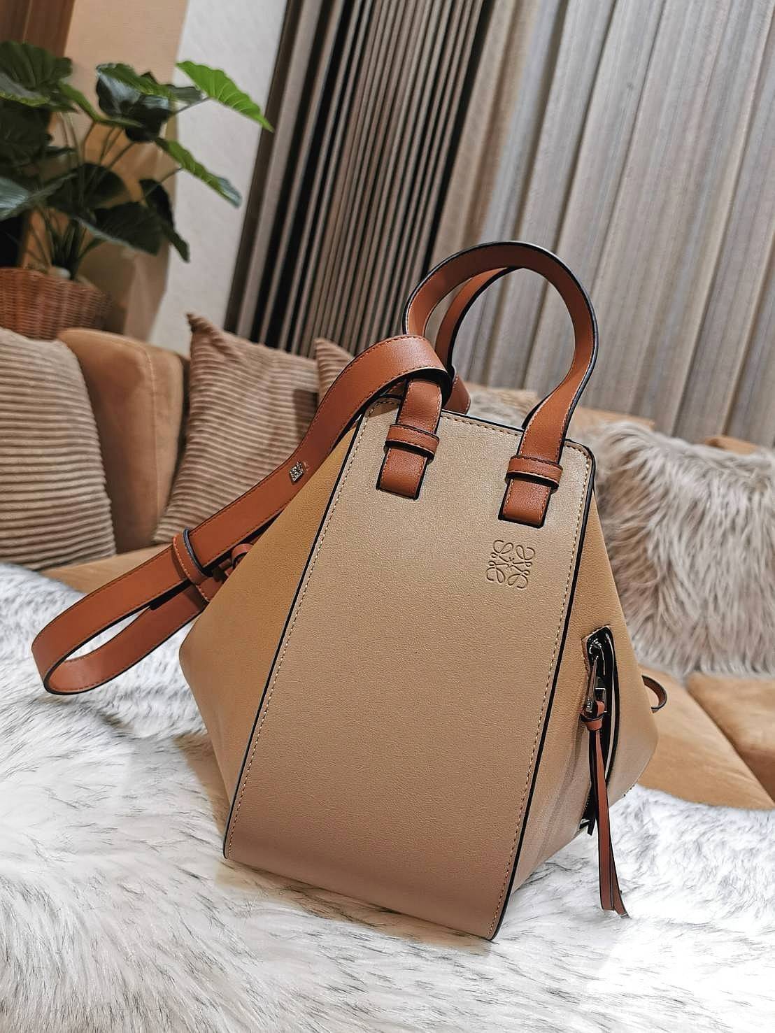 LOEWE Hammock Small leather and canvas LOEWE HANDLE & SHOULDER BAG GIFT WITH PURCHASE (GWP) กระเป๋าถือหรือสะพายหนังแท้พรีเมี่ยมกิ๊ฟ Limited จาก LOEWE PERFUME DUTYFREE รุ่น Rare items สุดๆวัสดุหนังแท้ Calfskin หนังสวยดีไซน์มีเอกลักษณ์ ใบใหญ่กำลังดี น้ำหนัก