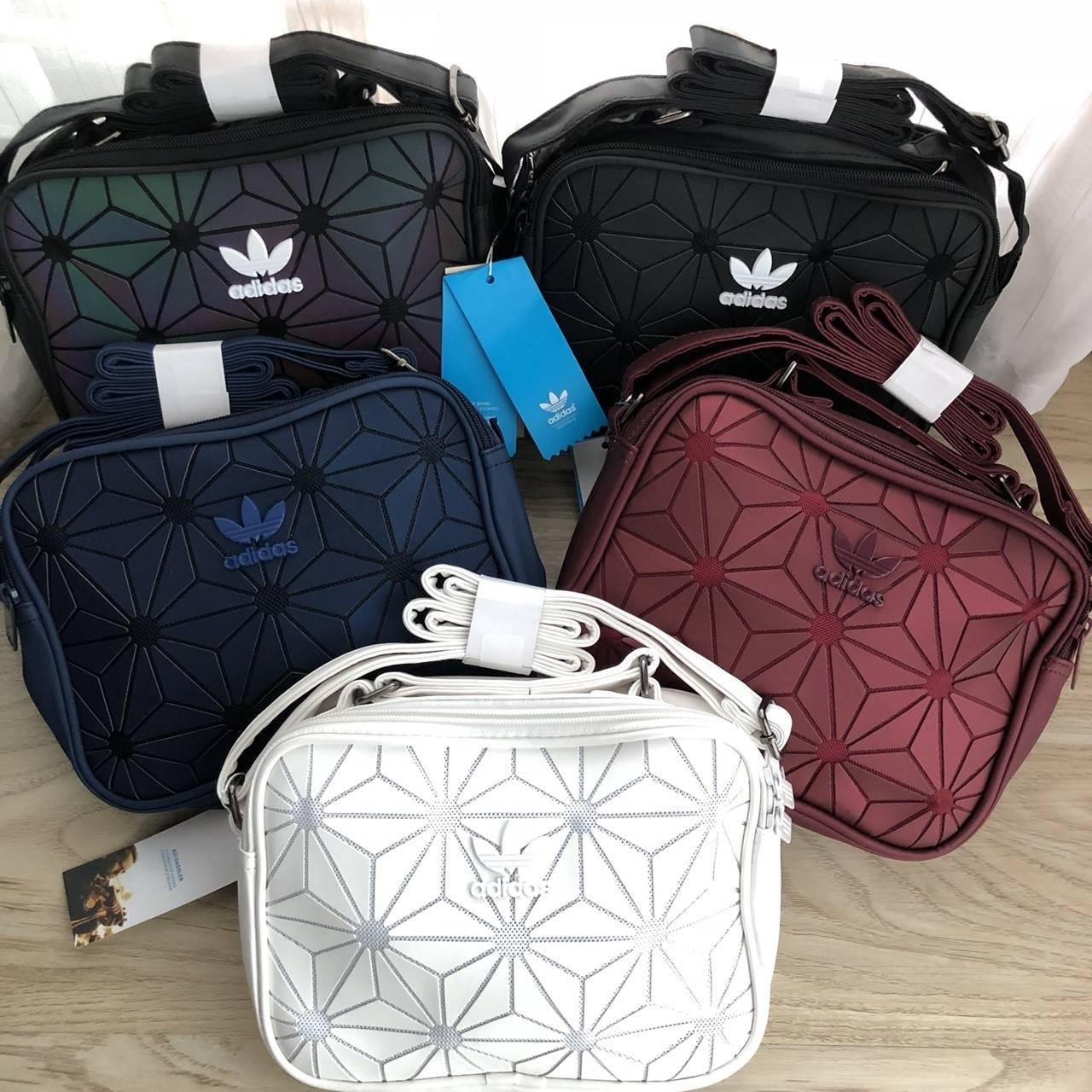 Adidas mini Airline bag กระเป๋าสะพายข้างแนว sport วัสดุด้านหน้าเนื้อ matte ผสมหนังนิ่มค่ะ น้ำหนักเบา ด้านหน้าประดับ ติดโลโก้แบรนด์ เปิดปิด กระเป๋าแบบซิป ภายในโล่ง ใส่ของจุพอประมาณค่ะ มีช่องซิปหนึ่งช่อง ด้านหลังมีอีก 1 ช่องซิป สายสะพายปรับได้ freesize ขนาด