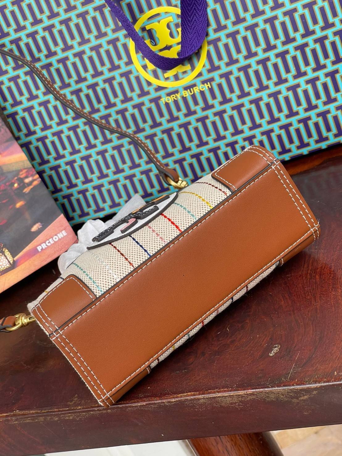 Tory burch ella multi stitch canvas micro tote กระเป๋าใบนี้บอกเลยว่าสไตล์เก๋และแปลกตาเลยทีเดียว กระเป๋าทรงสี่เหลี่ยมขนาดมินิ มีสายเล็กๆ สำหรับสะพายข้าง ลวดลายและสีสันบนกระเป๋ามีเอกลักษณ์ความเป็นวินเทจแบบทอรี่โดยเฉพาะ เป็นอีกหนึ่งแอ็กเซสเซอรี่ที่ทางแบรนด์ร