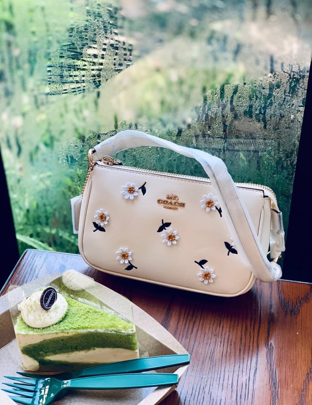 COACH NOLITA DAISY BAG (coach C3356) พร้อมส่งทันทีค่ะ! กระเป๋าหิ้ว//คล้องไหล่ หนังแท้เรียบสวย จุดเด่นด้านหน้าปักดอก Daisy แบบ3D นูนขึ้นมาสวยงามสะดุดดตามากๆค่ะ เปิดปิดกระเป๋าแบบซิป ภายในใส่มือถือได้ทุกรุ่น;กระเป๋าเงินใบกลางได้;มีช่องเสียบบัตร2ช่อง;และช่องใ