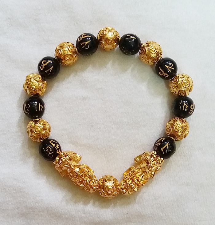 สินค้าหมดค่ะ สร้อยข้อมือปี่เซี้ยะคู่สีทองหินสลับลูกปัดทองสลักบทสวดมนต์ทิเบต ช่วยต้านสิ่งไม่ดีเสริมโชคลาภ แก้ชงปีมะโรง ปี2561 พร้อมใบคาถาค่ะ