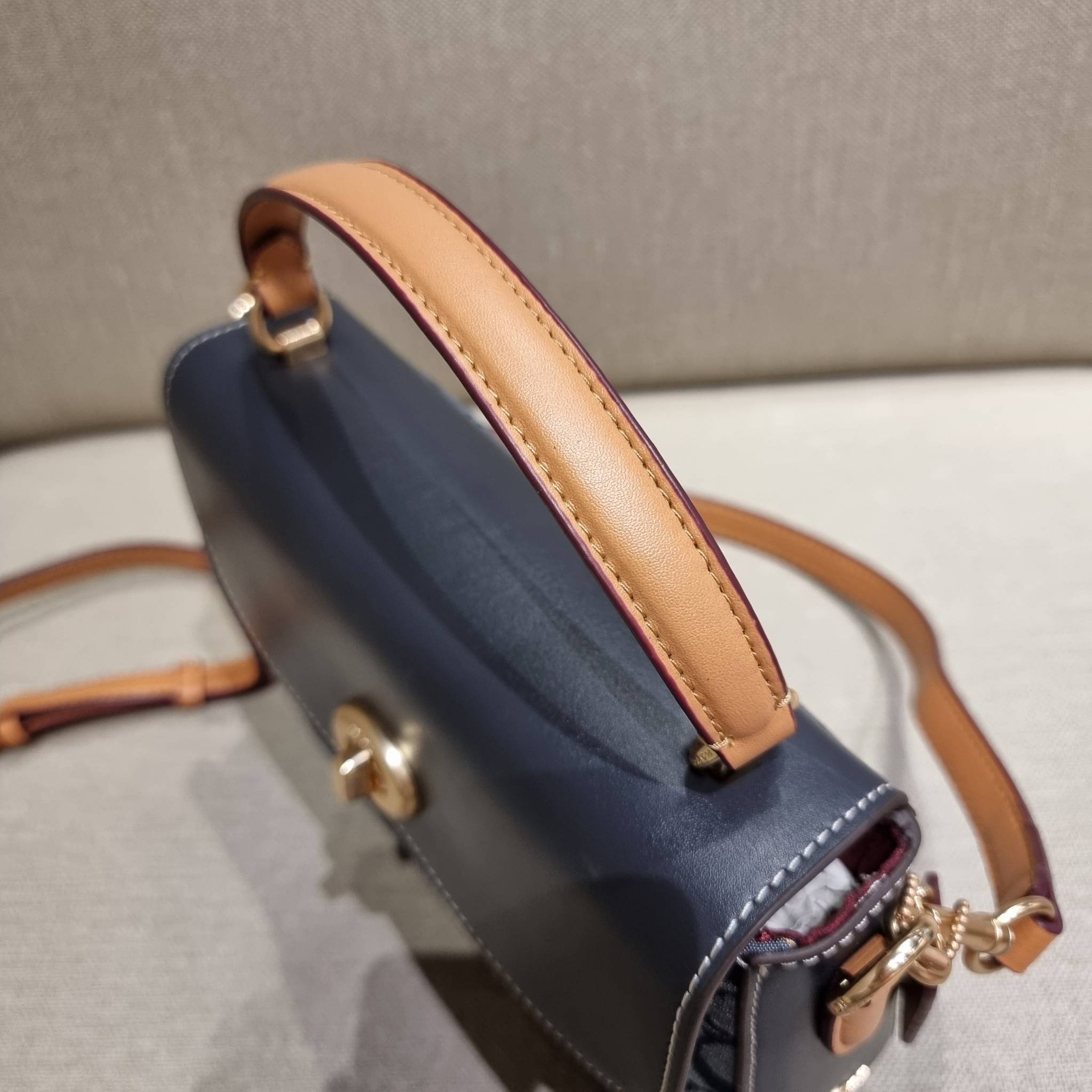 COACH C4921 MARLIE TOP HANDLE SATCHEL IN SIGNATURE CHAMBRAY กระเป๋าถือ/สะพายข้าง มีดีไซน์ยูนีค โดดเด่น ตกแต่งโลโก้ด้านข้างอะไหล่ทอง วัสดุผ้าแชมเบรย์ ทอเส้นลายสวย เปิด-ปิดด้วยตัวล็อคแน่นหนา ภายในเป็นช่องโล่ง ใส่ของได้ครบครัน มาพร้อมหูจับในตัวและสายสะพายข้า