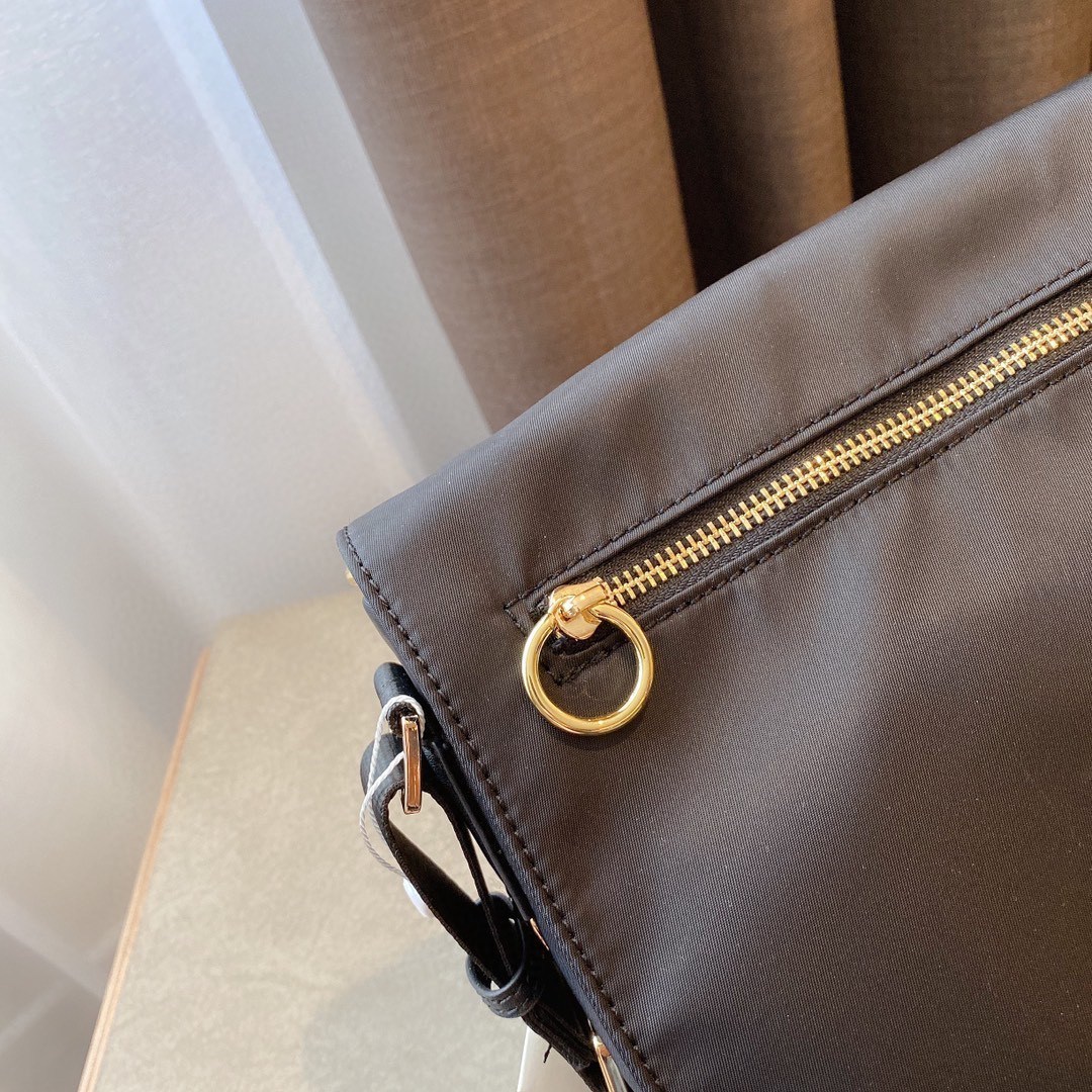 ของแท้ 💯% TORY BURCH NYLON CROSSBODY BAG กระเป๋าสะพาย แบบ CROSSBODY วัสดุ NYLON ทั้งใบตัดด้วยหนังลาย SAFFIANO เปิดปิดแบบฝาพับปลอดภัย มีข้องใส่ของใหญ่จุใจ