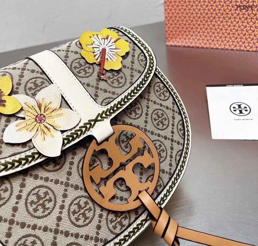 TORY BURCH T MONOGRAM FLORAL BAG / Tory Burch Monogram Crossbody Bag / TORY BURCH MILLER CANVAS QUADRANT SADDLE BAG กระเป๋าทรงยอดนิยม ดีไซน์ใหม่ล่าสุด สไตล์งานคราฟ มีลูกเล่นประดับดอกไม้กับตัวกระเป๋า วัสดุผ้า jacquard ใช้เป็น Everyday Bag สามารถใช้งานได้บ่