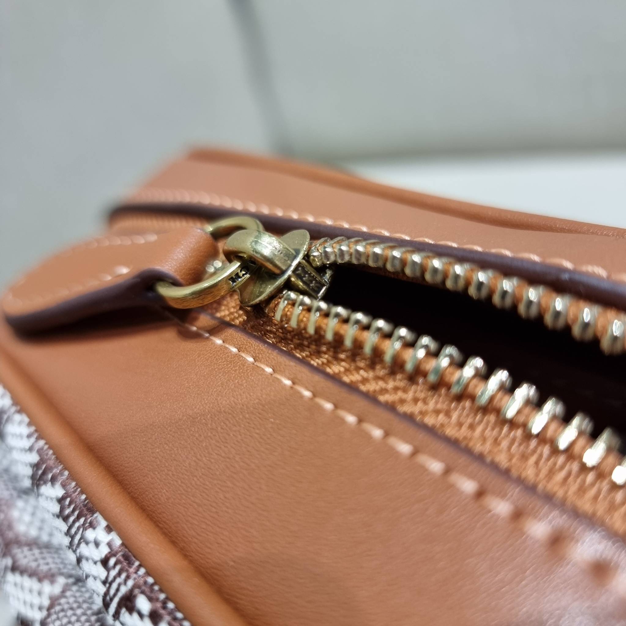 COACH C7764 STUDIO CAMERA BAG 19 IN SIGNATURE TEXTILE JACQUARD WITH CREATURES น้องเล็กใหม่สุดอีกหนึ่ง!! ขนาดเล็กกะทัดรัด มาแบบเลิศๆหรูๆมากแม่ พร้อมเทกเจอร์สุดคิ้วท์!! กระเป๋าสะพายข้างลุคไฮน์ ที่ดีไซน์ออกมาได้ปัง และดูแพงมากๆ ด้วยดีเทลคลาสสิคผสานความเป็นเอ