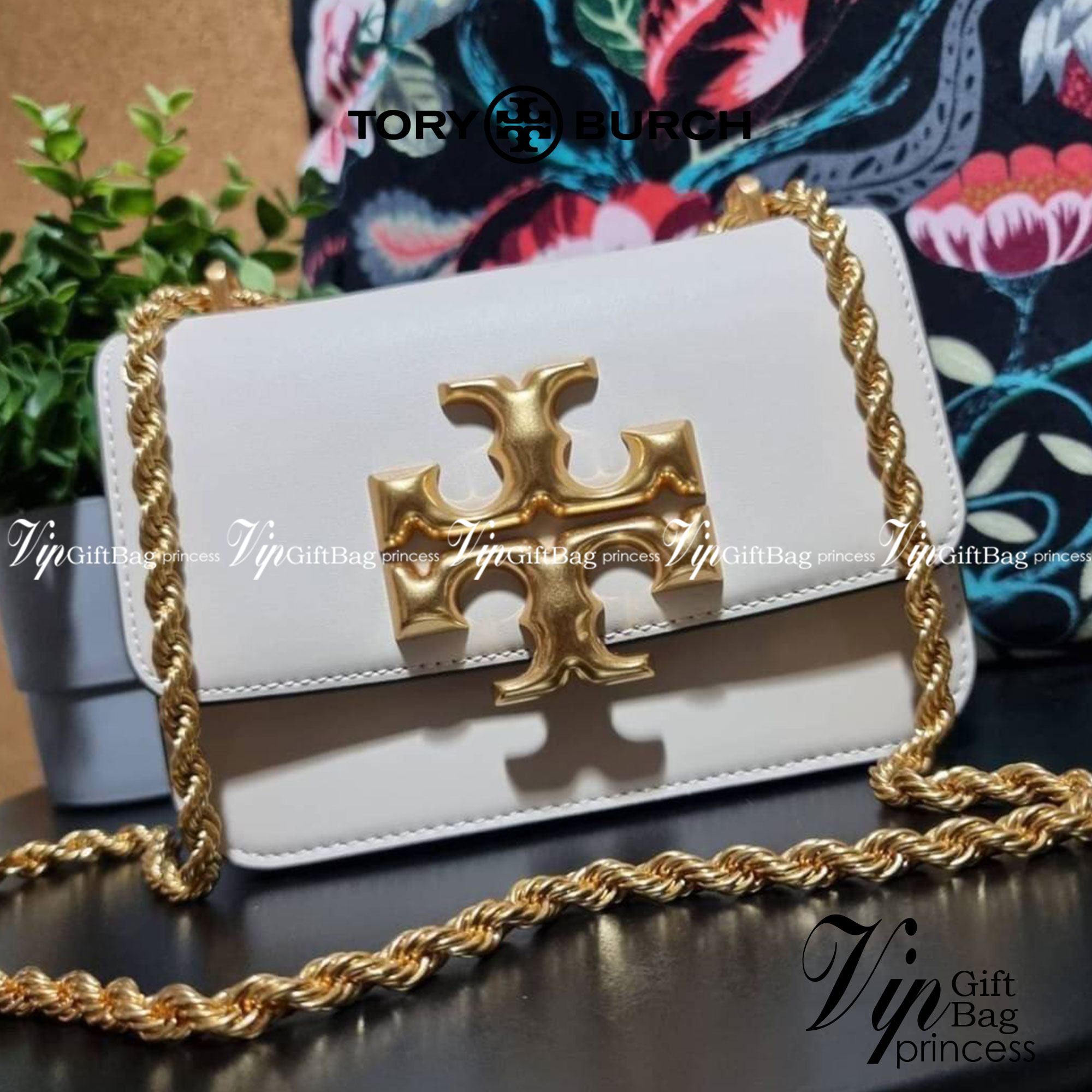 TORY BURCH ELEANOR SMALL CONVERTIBLE SHOULDER BAG ฮอตไอเท็ม รุ่นนี้ขายดีขายหมด สวยหรู คุณหนู ผู้ดี!! หายากมากแล้วน้า กระเป๋าสะพายข้าง ดีไซน์อยู่ทรง ขนาดกำลังสะดวกใช้สำหรับสาว วัสดุหนังแท้เต็มใบ สีทูโทน เปิด-ปิดด้วยแถบแม่เหล็ก ภายในแบ่งสัดส่วนได้เป็นอย่างด