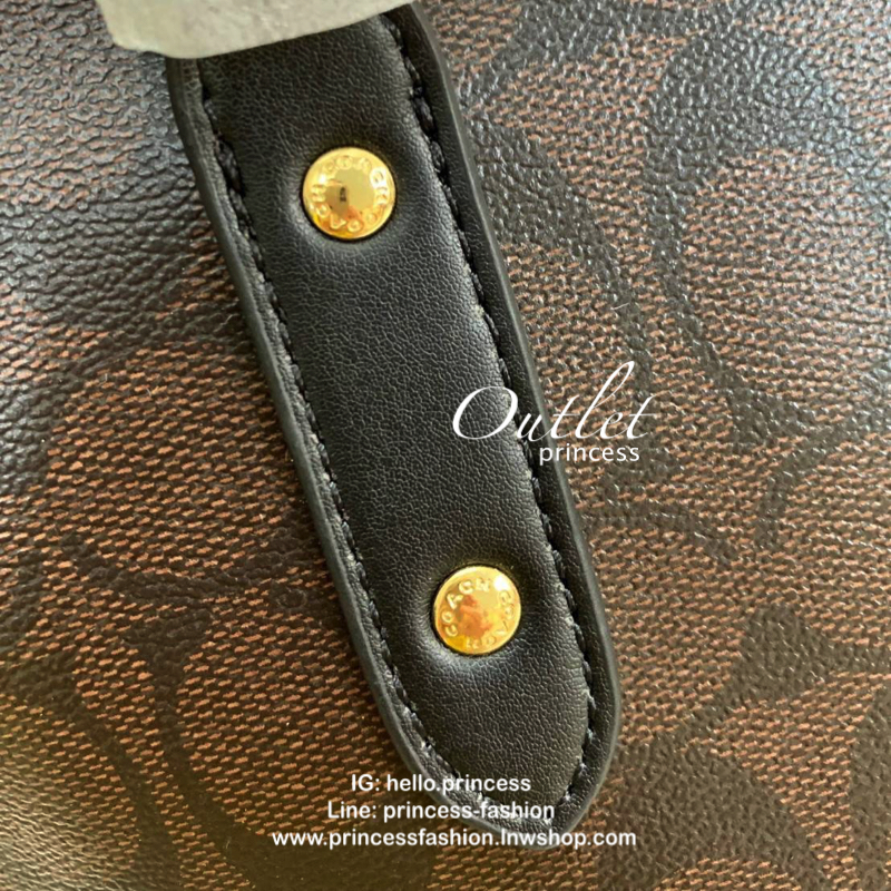 COACH CITY ZIP TOTE IN SIGNATURE BAG กระเป๋าถือหรือสะพายทรง tote ขนาดกำลังดี วัสดุหนัง pvc. เปิดปิดกระเป๋าแบบซิป ภายในกว้าง ใส่ iPad, A4 ของใช้ได้จุ มีช่องเล็ก และช่องซิปค่ะ Must Have!