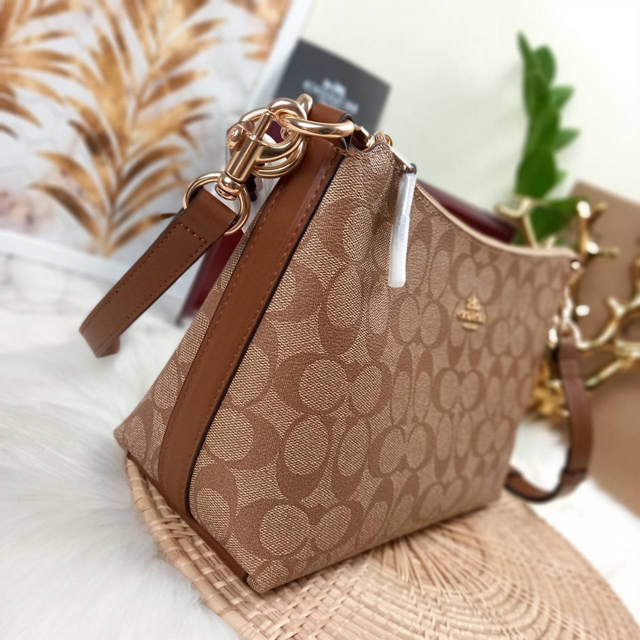 COACH LEWIS SHOULDER BAG IN SIGNATURE CANVAS (COACH F85696)🌺พอชใบใหญ่ ใส่ของได้จุใจ มีสายให้ 2 สาย อะไหล่สีทอง หรูหรา คลาสสิค สายยาวถอดได้ ปรับได้ ช่องด้านใน กว้างมากๆ ใช้ได้ทุกโอกาสจริงๆ แนะนำ ไม่ควรพลาดจ้า