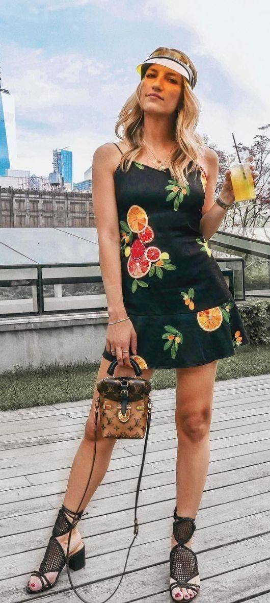 LV CROSSBODY BOX BAG / LV Reverse Monogram Camera Box Bag กระเป๋าถือ/สะพายวีไอพีพรีเมี่ยม สวยหรูทุกมุม ตกแต่งเพิ่มดีเทลด้วยหมุด วัสดุหนังแคนวาสคุณภาพ เปิดปิดด้วยตัวบีบล็อค แน่นหนา มีหูจับในตัว และสายสะพายข้างมาให้ ภายในเป็นช่องโล่ง ใส่มือถือได้ทุกรุ่น มาพ