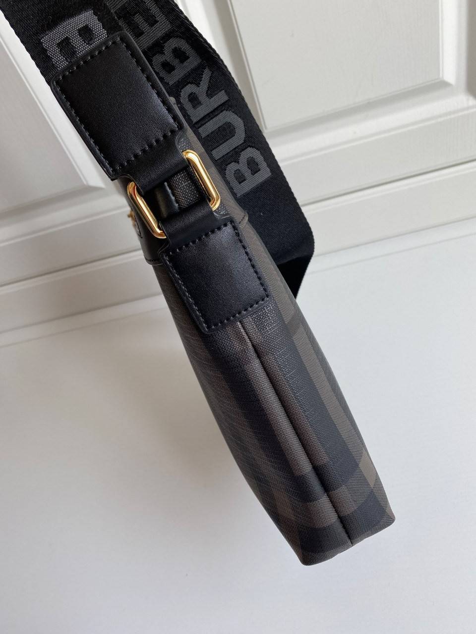 สีเทา พร้อมเป็นของขวัญ มอบให้คุณผู้ชายแล้วค่ะ สำหรับ BB CROSSBODY VINTAGE BAG VIP GIFT WITH PURCHASE (GWP) พรีเมี่ยมกิ๊ฟ Limited Edition จากBURBERRY วัสดุหนังโทนสีสุภาพ คลาสสิก ตกแต่งด้วยซิปสะดวกใช้ด้านหน้า ช่องหลักเปิดปิดด้วยซิปยาวด้านบน พร้อมช่องซิปอีกห