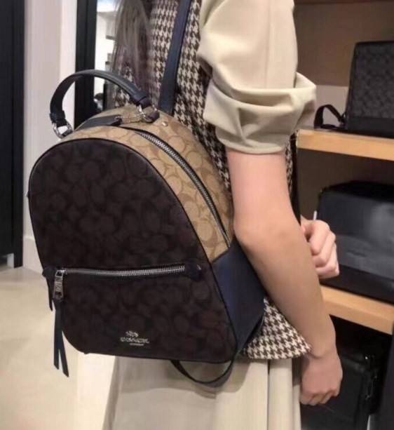 COACH JORDYN BACKPACK IN BLOCKED SIGNATURE ((76622//76624//76715)) พร้อมส่ง กระเป๋าสะพายหลังแบบมีหูหิ้ว หนังแท้ หนังนิ่มอย่างดีเลยค่า ด้านหน้ามีช่องซิปหนึ่งช่องสำหรับใส่ของจุกจิกนะคะ เปิดปิดช่องหลักแบบซิปคู่ หัวซิปมีหนังห้อยมาให้ ภายในกระเป๋าโล่งใส่สัมภาร