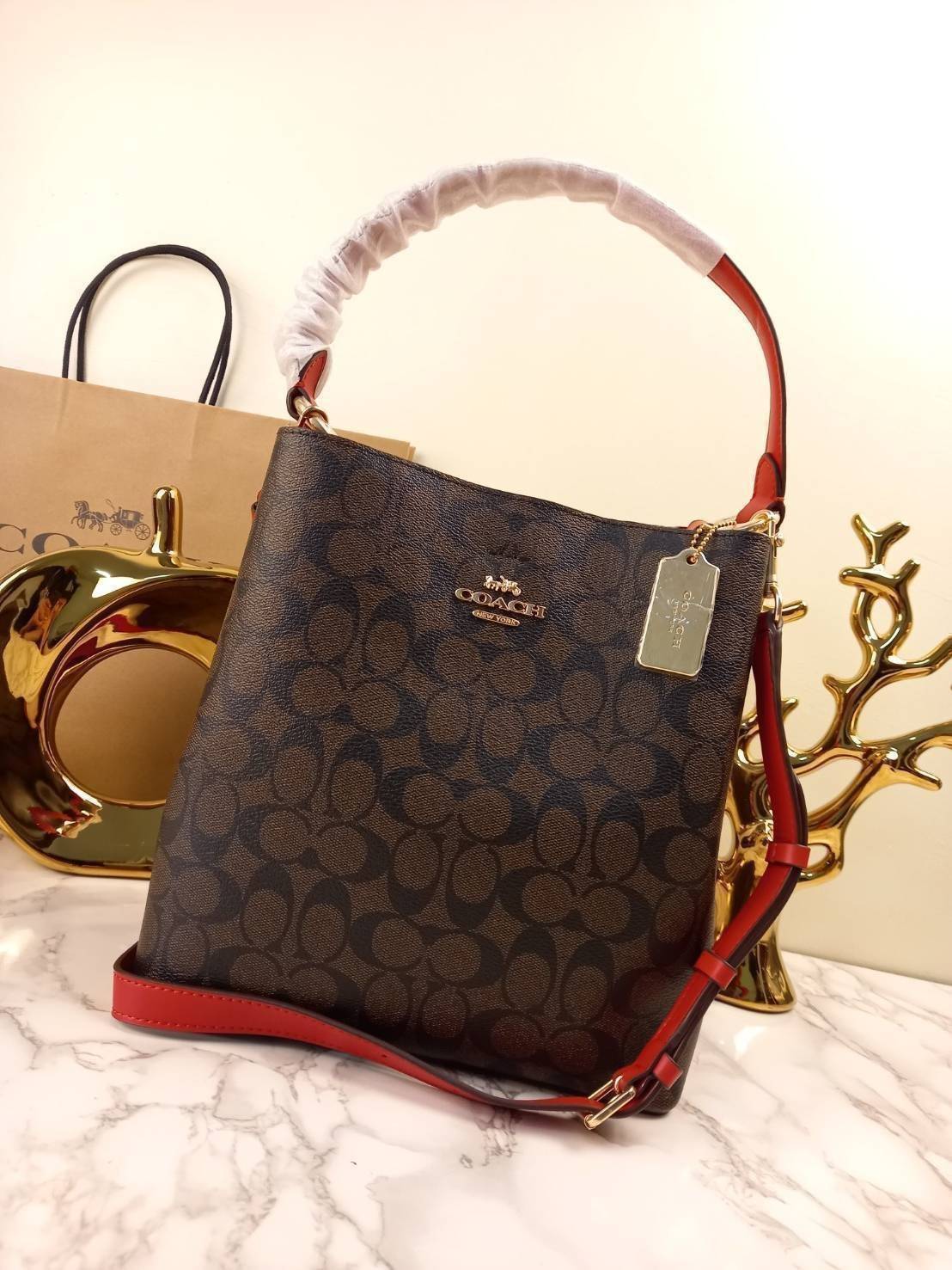 ใบใหญ่ 10" COACH TOWN BUCKET BAG IN SIGNATURE CANVAS (COACH 91512) 🌺 เป็นสีที่ขายดีมากๆ และหายากมากๆด้วย!! //ขนาด 10 นิ้ว ใส่ของได้จุใจ!! //กระเป๋าสะพายข้าง //วัสดุหนังแคนวาสอย่างดี หนังสวย อยู่ทรง มีสายสะพายยาว ใช้สะพายเป็นคลอสบอดี้ได้ สายยา