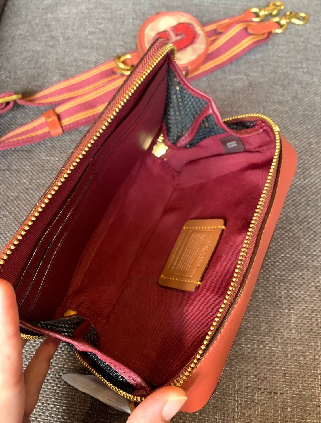 COACH CHARTER SLIM CROSSBODY IN SIGNATURE CANVAS WITH PATCHES ((C6744)) 📌พร้อมส่งที่ไทย สวยก่อนใครไปเลยยค่าา! 🌈จัดส่งพร้อมกระเป๋าพวงกุญแจแบรนด์แบบมีซิปอีกหนึ่งใบ กระเป๋าสะพายแบบครอสบอดี้ร์ หนังแท้สวย