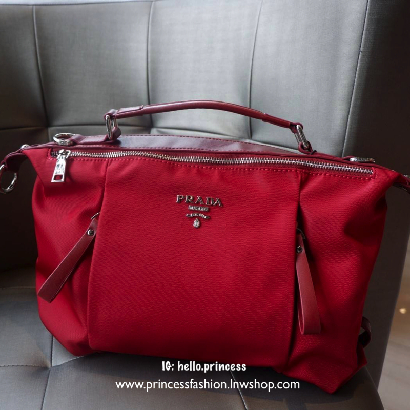 Prada mini tote กระเป๋าถือหรือสะพายขนาดกำลังน่ารัก วัสดุ matte canvas เนื้อหนา อะไหล่เงินทั้งใบ ด้านหน้าประดับ logo brand + ช่องซิปเล็ก ช่องหลักเปิดปิดด้วยซิป แบ่ง 2 ช่องใหญ่ ภายในกว้าง ใส่ iPad ได้ มีช่องเล็ก และช่องซิป ด้านหลังมีอีก 1 ช่องซิป มีห่วงปรับ