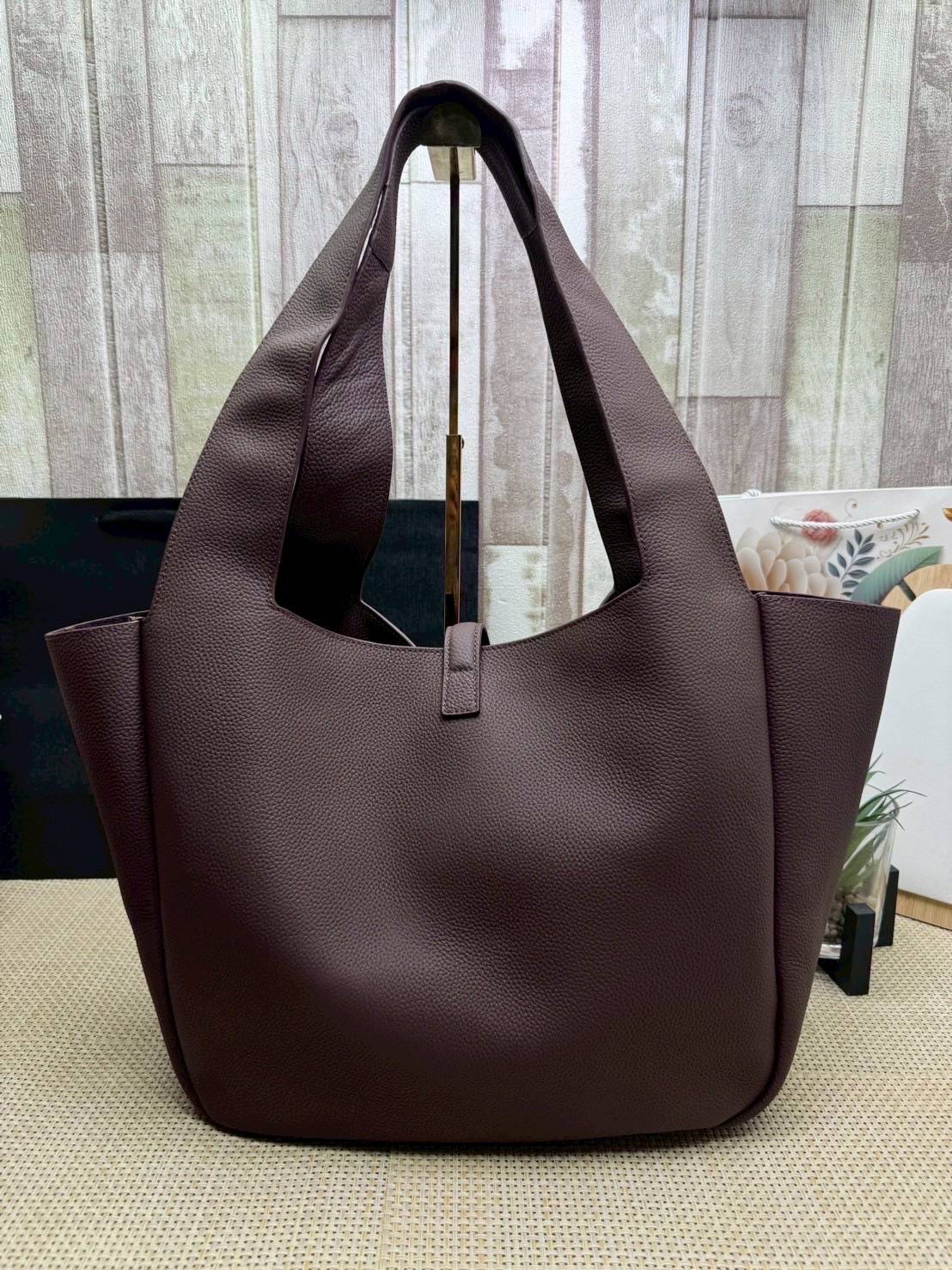 ORI หนังแท้ | YSL LE 5 À 7 BEA IN GRAINED LEATHER TOTE BAG กระเป๋าทรงโท้ทหนังแท้ลายเกรน สวยเด่นเป็นเอกลักษณ์ ดีไซน์เรียบแต่มาก สวยดูแพง ภายในโล่งกว้าง จุของได้เยอะ