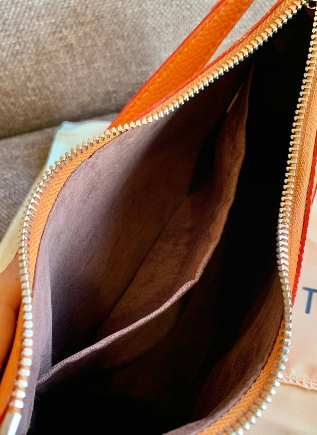 VIP 🥂 LOUIS VUITTON MARELLR EPI LEATHER รุ่นนี้ลายหนังเป็นลายไม้ มีโลโก้แบรนด์แบบฉลุด้านหน้า มาพร้อมกระเป๋าใบลูกแบบซิปจัดเก็บได้ตรงช่องด้านหน้า สามารถถอดออกแยกใช้งานได้ต่างหากนะคะ เปิดปิดกระเป๋าแบบซิป ภายในโล่ง สามารถใส่กระเป๋าเงินใบยาวได้;ของจุกจ