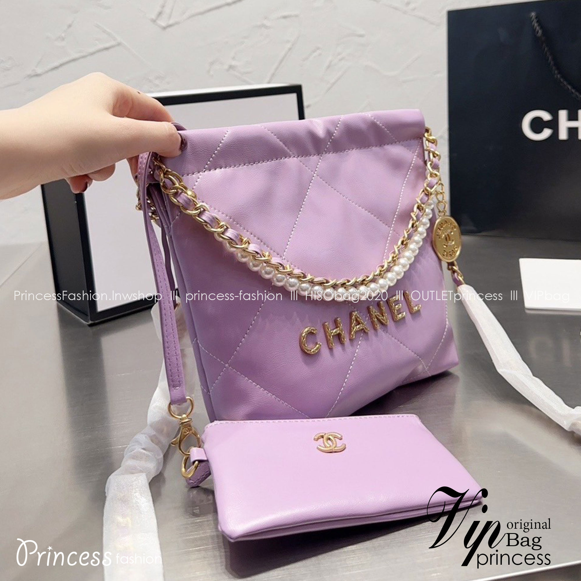 Chanel 22 mini bag with pearls 8" / Chanel Bag พร้อมส่ง กระเป๋าสะพาย สายโซ่อะไหล่ทองพร้อมสายมุกสวยหรู ทรงยอดฮิตในปี 2023 หิ้วหรือคล้องไหล่ได้ มาพร้อมกล่อง อปก ครบเซ็ท รอบนี้จัดราคาพิเศษสุดคุ้มค่ะ ใช้งานต่างประเทศได้ ภาพถ่ายจากงานขายจริง