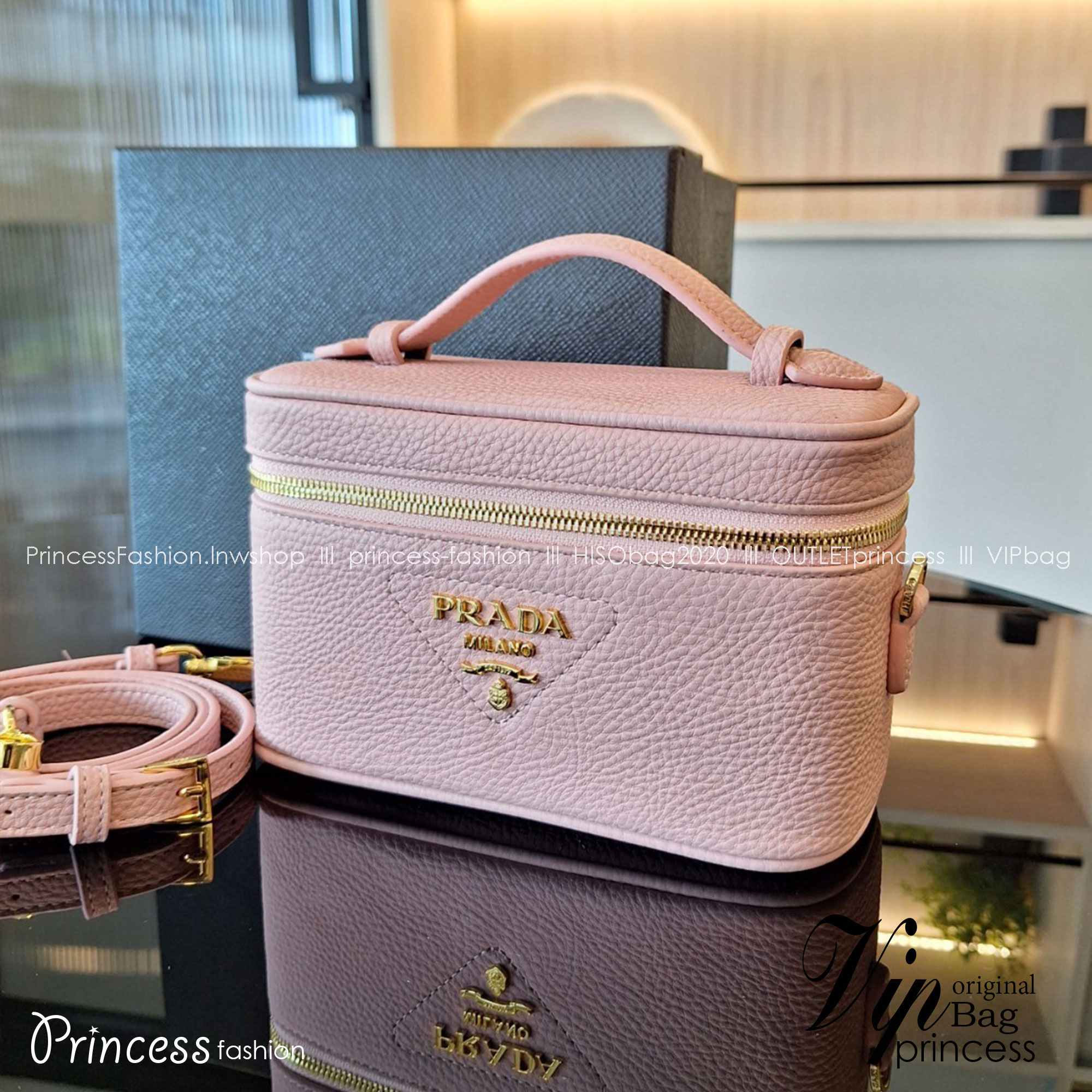 PRADA BOX BAG รุ่นใหม่จากแบรนด์ Prada กับทรง Mini Box ขนาดกำลังดี อยู่ทรงสวยมากกกก อะไหล่ทองทั้งใบ และยังมาพร้อมสายสะพาย
