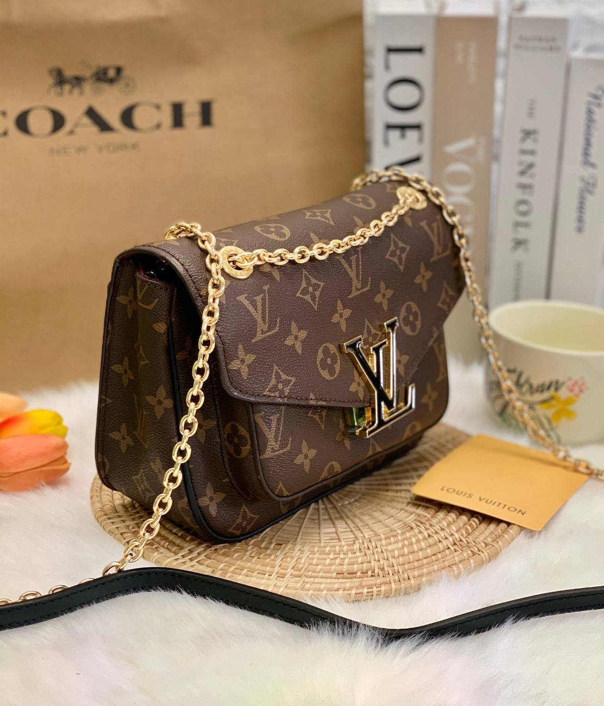 LOUIS VUITTON PASSY MONOGRAM 2 WAYS HANDBAG พร้อมส่งความสวย! กระเป๋า LV จาก Premium gift ต่างประเทศ ✔️รุ่นนี้เป็นหนังแท้ลาย monogram ทรงกระเป๋าคือสวยหรู ดูดีมากๆค่ะ