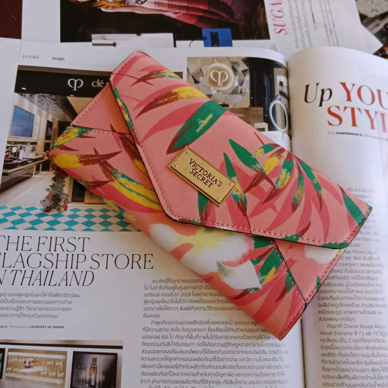 กระเป๋าสตางค์ลาย signature จากแบรนด์ฮิตอย่าง Victoria Secret โทนสีชมพู ขนาดกะทัดรัด เปิดปิดด้วยฝาพับกระดุม แบบสามตอน ด้านในมีช่องใส่ธนบัตรยาวได้ ใส่บัตรหลายช่อง แถมยังมีช่องซิปใหญ่อีกหนึ่งช่อง เพิ่มความเก๋ด้วยช่องใส่รูปตรงกลาง สวยครบจบทุกฟังค์ชั่น ให้เป็น