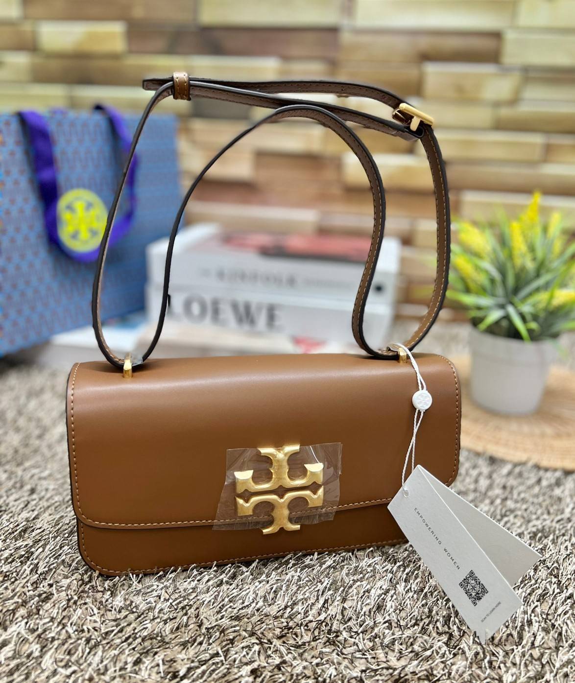 TORY BURCH ELEANOR CONVERTIBLE SHOULDER BAG ((89644)) รุ่นใหม่ สวยตามคนดังเซเลบกันเลยค่า! พร้อมส่ง ห้ามพลาดก่อนหมด ต้องมีติดตัวสักใบค่า กระเป๋าหิ้ว//คล้องไหล่ หรือสะพายข้างได้ หนังแท้เรียบ ผิวลื่น หรูมากๆสำหรับรุ่นนี้ เปิด-ปิดกระเป๋าแบบแม่เหล็กโลโก้แบรนด์