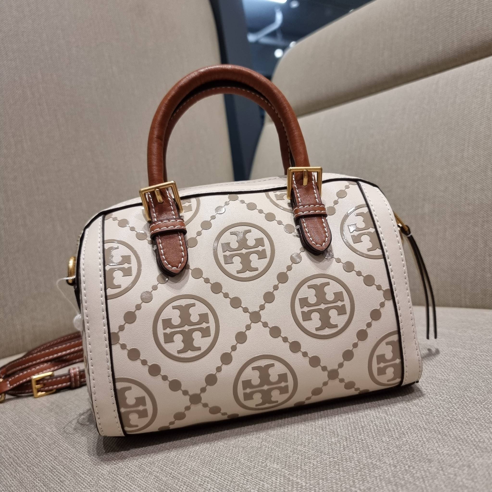 TORY BURCH T MONOGRAM MINI EMBOSSED WINE BUCKET BAG คอลเลคชั่นใหม่ กับกระเป๋าสะพายทรงยอดนิยม ในไซส์มินิ ดีไซน์ใหม่ล่าสุด สวยลูกคุณหนู หรูหรา!! ด้วยดีเทลผิวลายนูนลวดลายเอกลักษณ์ วัสดุหนังแท้ มีหูจับในตัว สีโทนอุ่นขับผิว สะดวกใช้ไปอีก และมีสายสะพายข้าง ปรับ