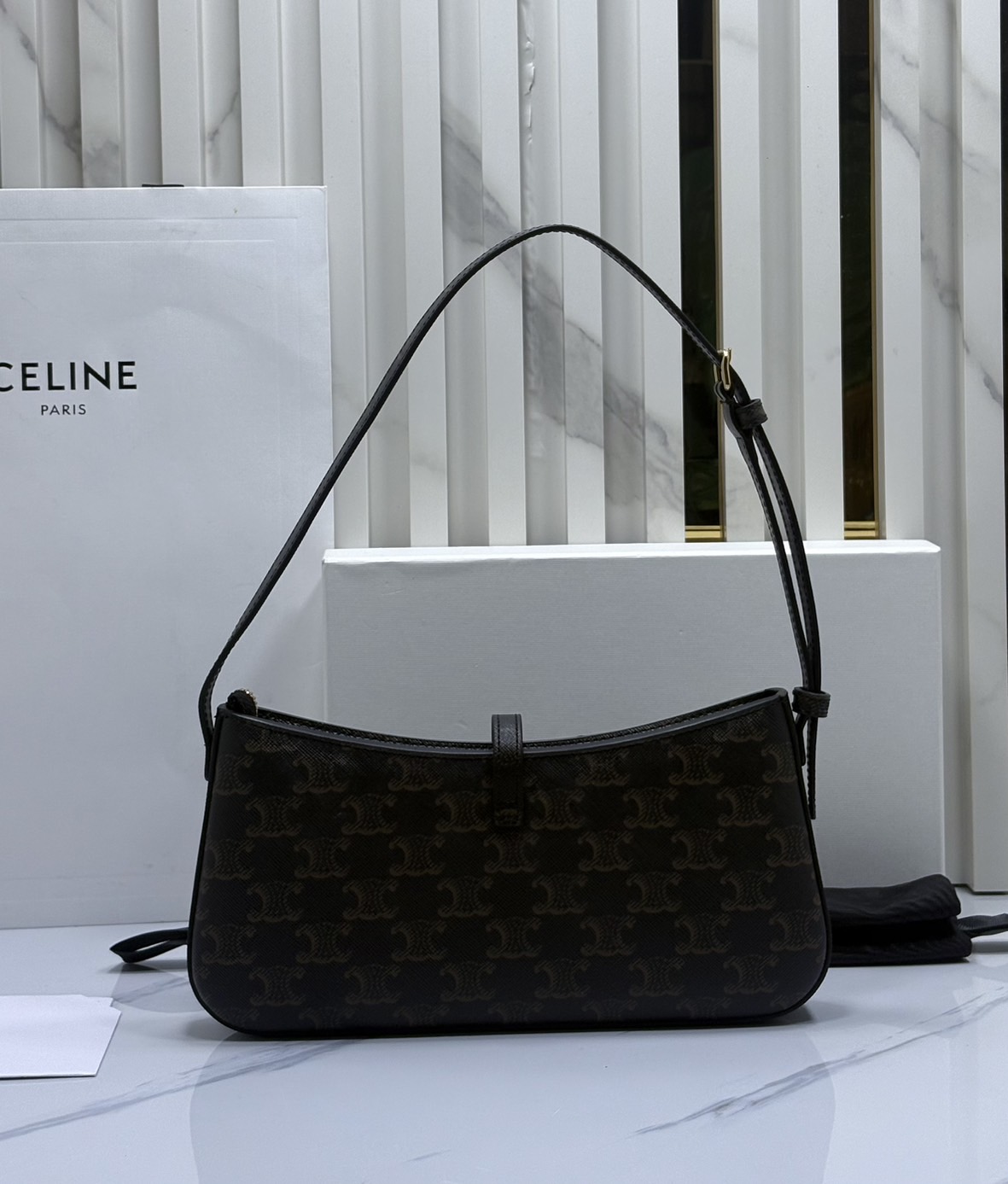 ORI หนังแท้ | CELINE TINA SHOULDER BAG IN Triomphe canvas กระเป๋าสะพายไหล่ทรงพอช ดีไซน์ใหม่ก่อนใคร เรียบง่ายหรูหราลงตัว สไตล์วินเทจลัคชูดูแพงสุดๆ ใช้งานได้หลากหลายโอกาส ขนาดกำลังดีพาพาสะดวก