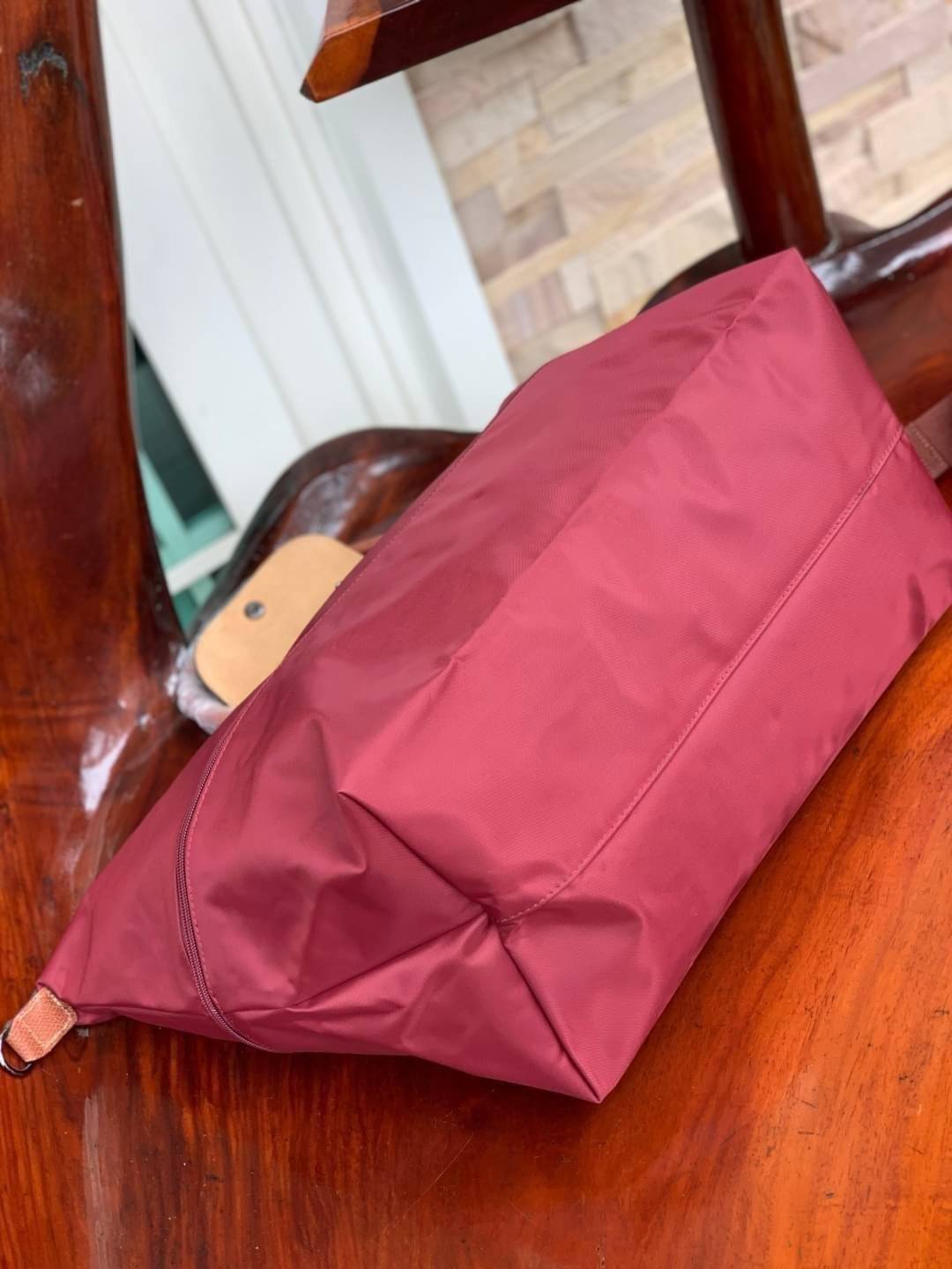 LONGCHAMP LE PLIAGE CLUB TRAVEL BAG กระเป๋าขนาดใหญ่สำหรับการเดินทาง เราเรียกที่นี้ว่า travelling bag รุ่นคลาสสิค มาพร้อมสายสะพายยาวที่ปรับและถอดออกได้ ความพิเศษของรุ่นนี้ที่ครองใจนักเดินทางทั่วโลก คือซิปรอบตรงกลางตัวกระเป๋า สามารถเปิดซิปเพื่อขยายขนาดและพั