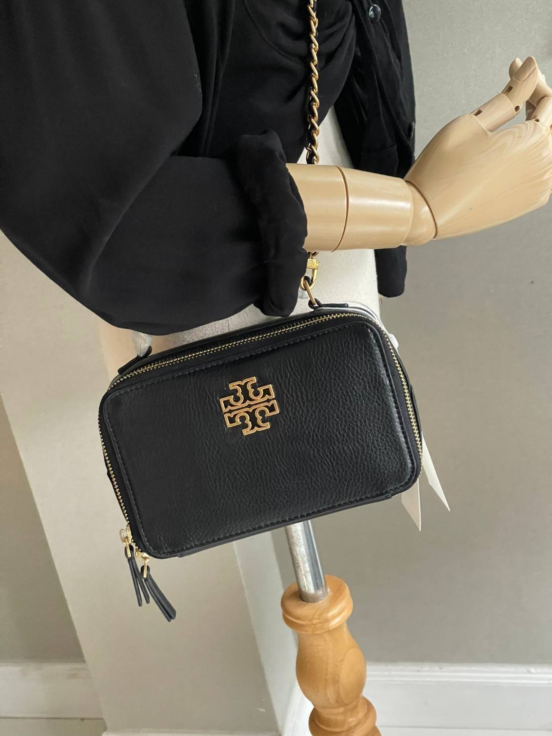 Tory burch Top Handle Case (84710) Collection ใหม่ที่เพิ่งเปิดตัวไปไม่นานจุดเด่นของรุ่นนี้คือดีไซน์ออกมาในสไตล์คลาสสิกที่มาพร้อมกับฮาร์ดแวร์ที่ทำจากวัสดุทองเหลืองและสายสะพายโซ่และหนัง ปากกระเป๋าเปิดได้กว้างแบบสองซิป รูปทรงสามารถสะพายใช้งานได้หลายโอกาส ไม่