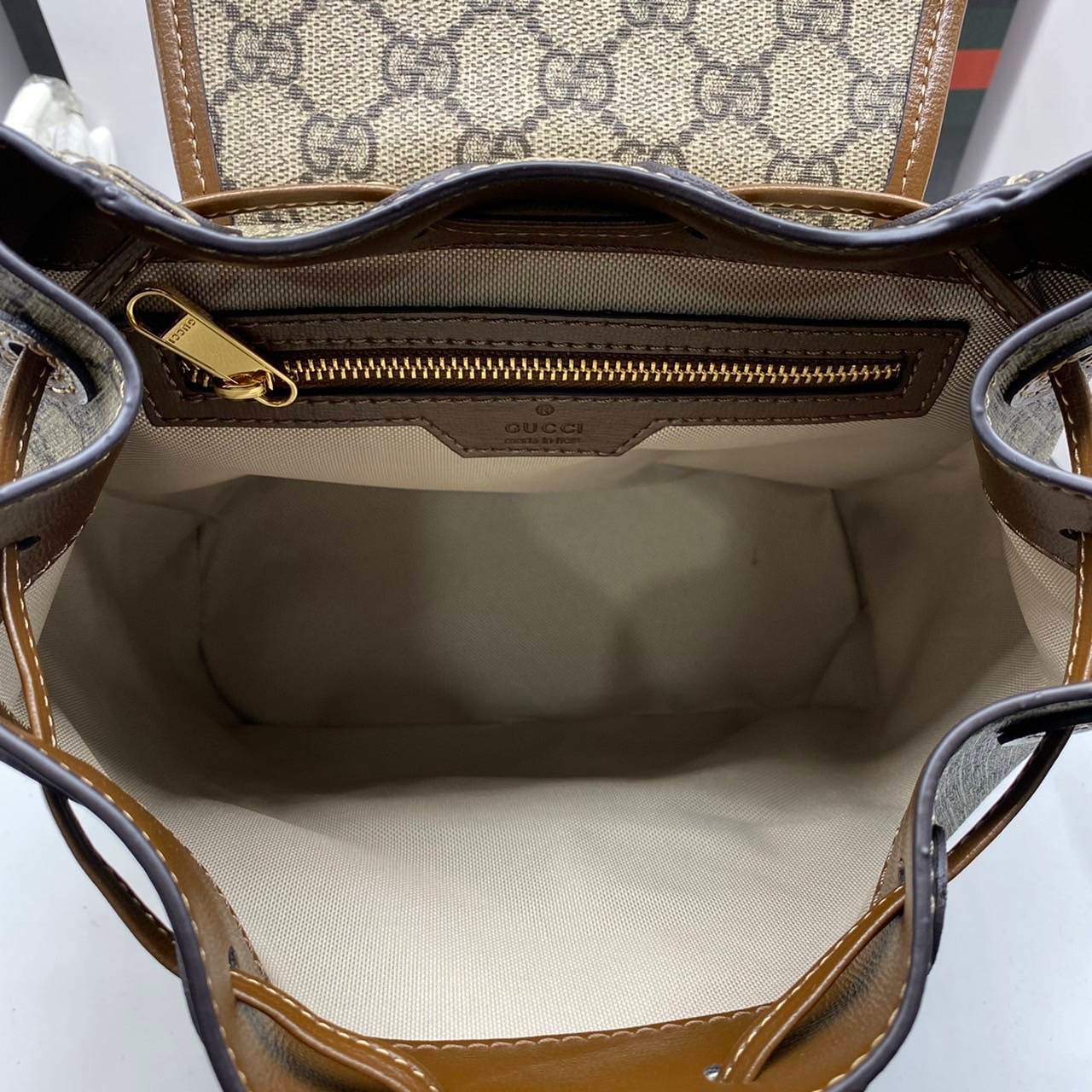 VIP 】หนังแท้ Gucci GG Supreme canvas backpack น้องน่ารักอดใจยังไงไหว!! กระเป๋าเป้สะพาย ไซส์กำลังดี รูปทรงสวยลงตัว วัสดุหนังแคนวาส ด้านหน้ามีช่องซิปปิด มีฝาปิดกันของหล่น ภายในเป็นช่องโล่ง ใส่ของสำคัญๆได้ พกแบบคิ้วท์ๆ ชิคๆ สายสะพายยังสามารถปรับตามตัวได้อีก 