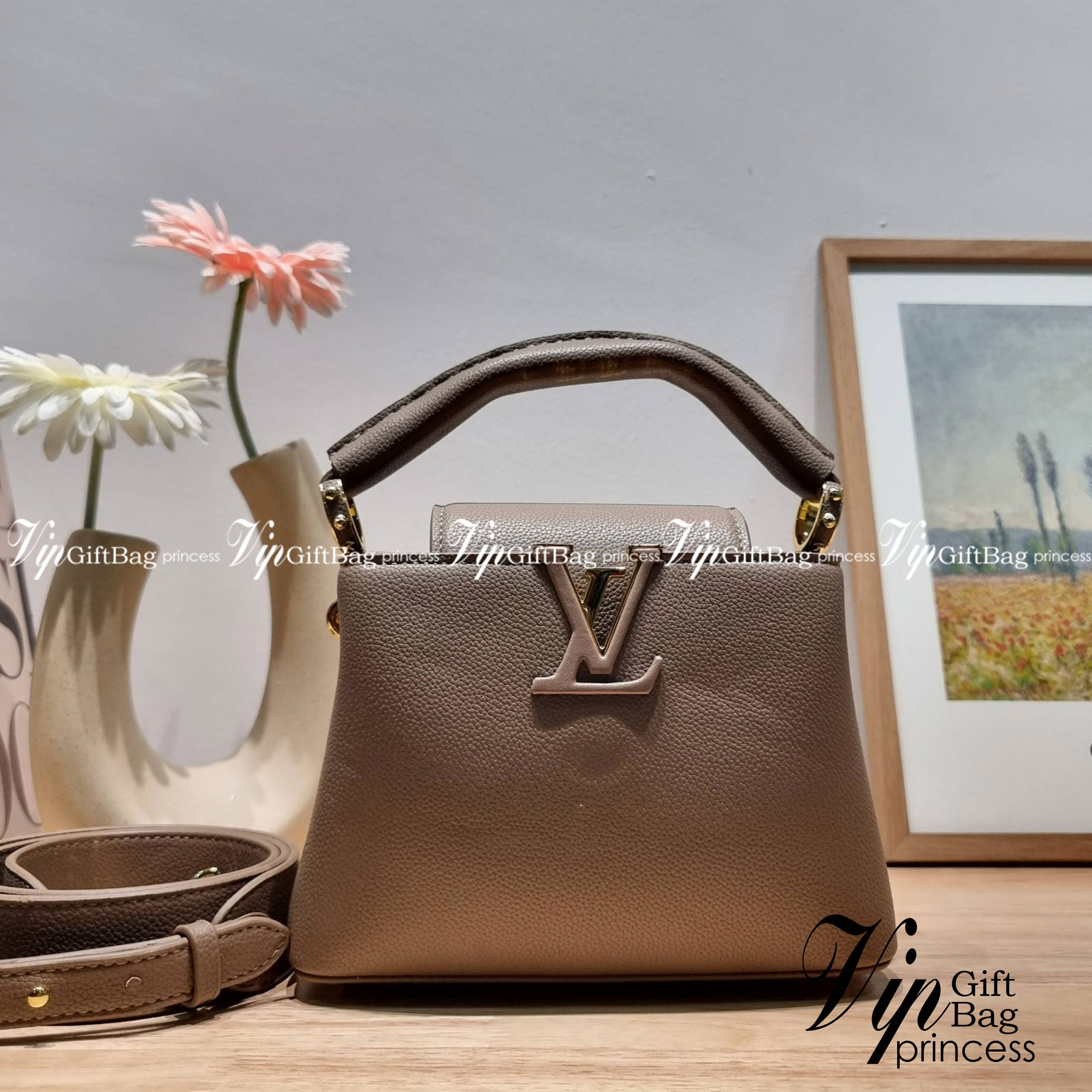 LV capucines mini top handle ที่สุดของความสวยในราคาเบาๆ กระเป๋าถือสุดหรู ดีไซน์ทรงคลาสสิค ที่รอบนี้มาในไซส์มินิ ดีงามม้ากกกก!! มาพร้อมหูจับในตัว ด้วยรูปทรงวินเทจและวัสดุหนังลูกวัว ขับผิว ทำให้ไอเท็มนี้สะกดทุกสายตาจริงๆ