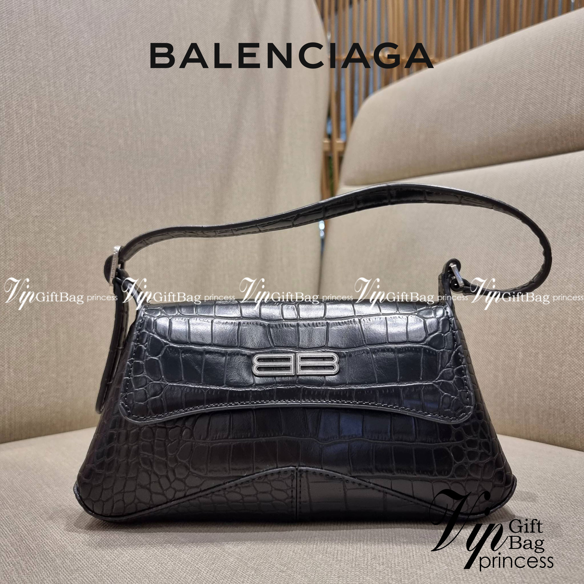 Balenciaga XX small flap bag กระเป๋าสะพายดีไซน์สวยเลิศ!! ไม่ซ้ำ เอกลักษณ์ที่โดดเด่นด้วยรูปทรง และขนาดที่กำลังเหมาะใช้งาน พร้อมดีไปหมด!! วัสดุหนังลายจระเข้ ขึ้นเงาคมชัด เปิด-ปิดด้วยกระดุมแม่เหล็ก ภายในกระเป๋าเป็นช่องโล่ง ใส่ของสำคัญจุกจิกพอได้ พกพาได้แบบไม