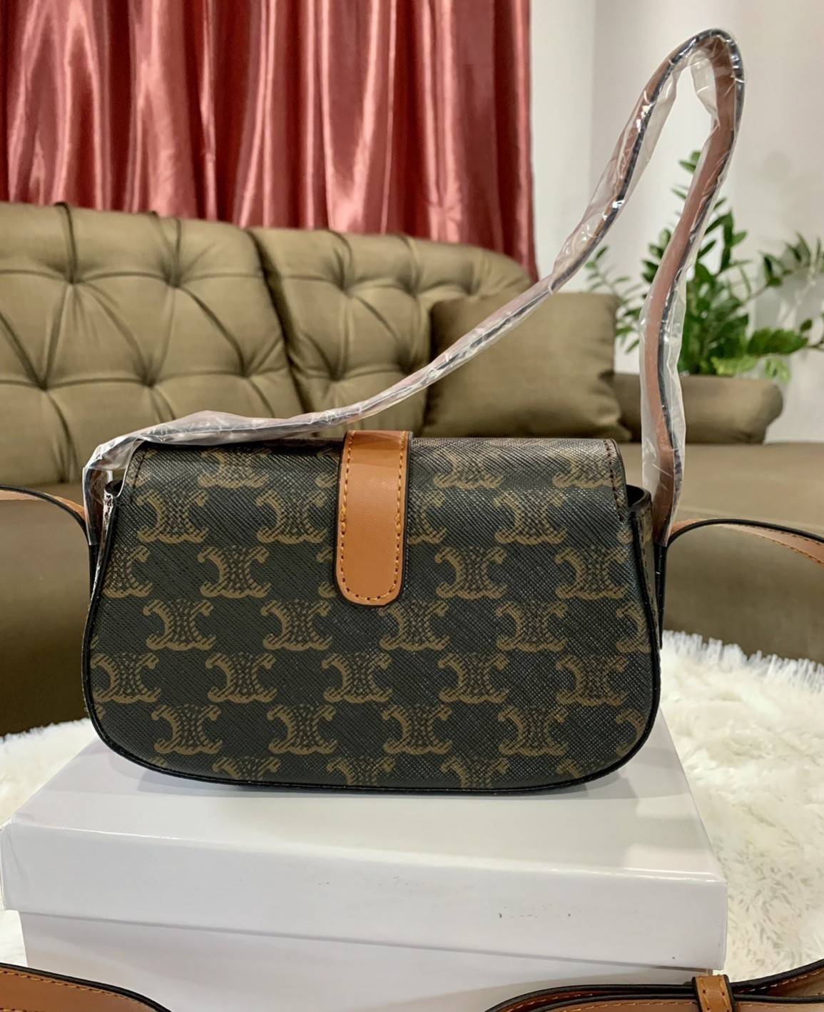 VIP 】CELINE TABOU CLUTCH BAG CELINE MINI CROSSBODY BAG (GWP) วัสดุ Triomphe Canvas หนังสวยอยู่ทรงกันน้ำได้ ขนาดกำลังน่ารัก การออกแบบที่เน้นความเรียบแต่หรู มาพร้อมสายสะพายสั้นและสายสะพายยาว สำหรับสะพายไหล่ สายปรับระดับสั้น-ยาวได้ (ถอดไม่ได้) โดดเด่นที่ด้าน