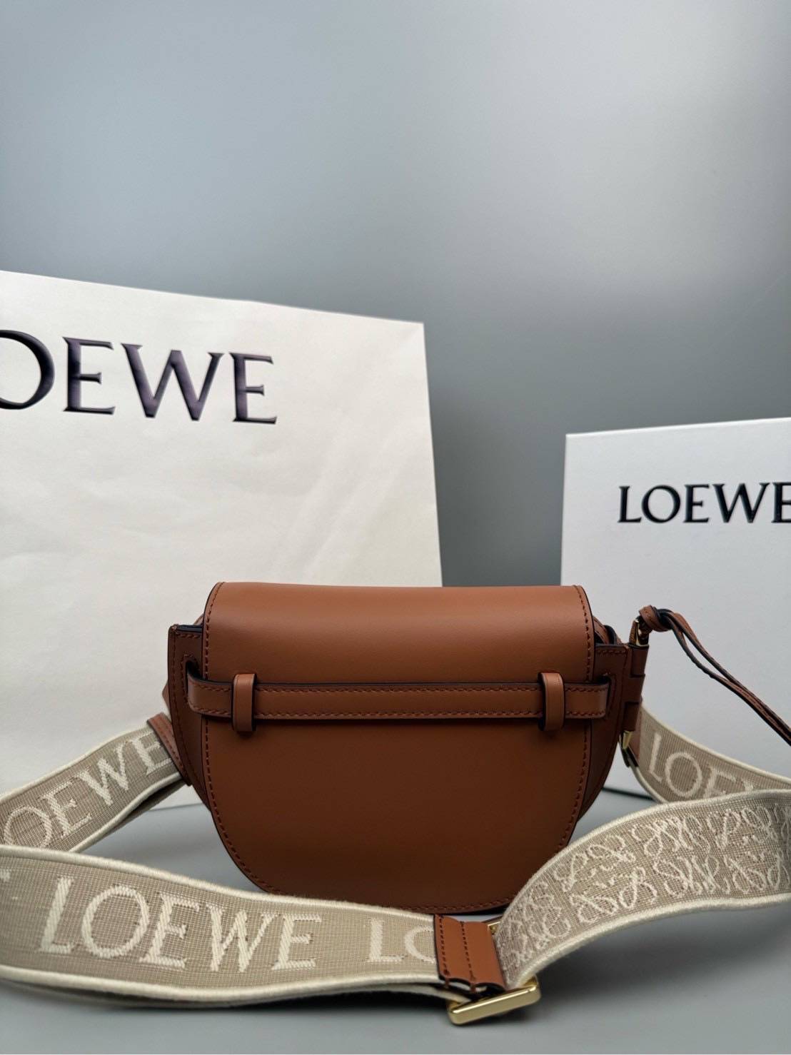 TOP ORI หนังแท้ | Loewe Mini Gate bag กระเป๋าสะพายทรงสวยไซส์มินิ ใช้ได้ทั้งหนุ่มๆและสาว คูลๆ สุดยอดแบรนด์ที่ดีไซน์เป็นเอกลักษณ์ โดดเด่น สวยหรู สไตล์คลาสสิค