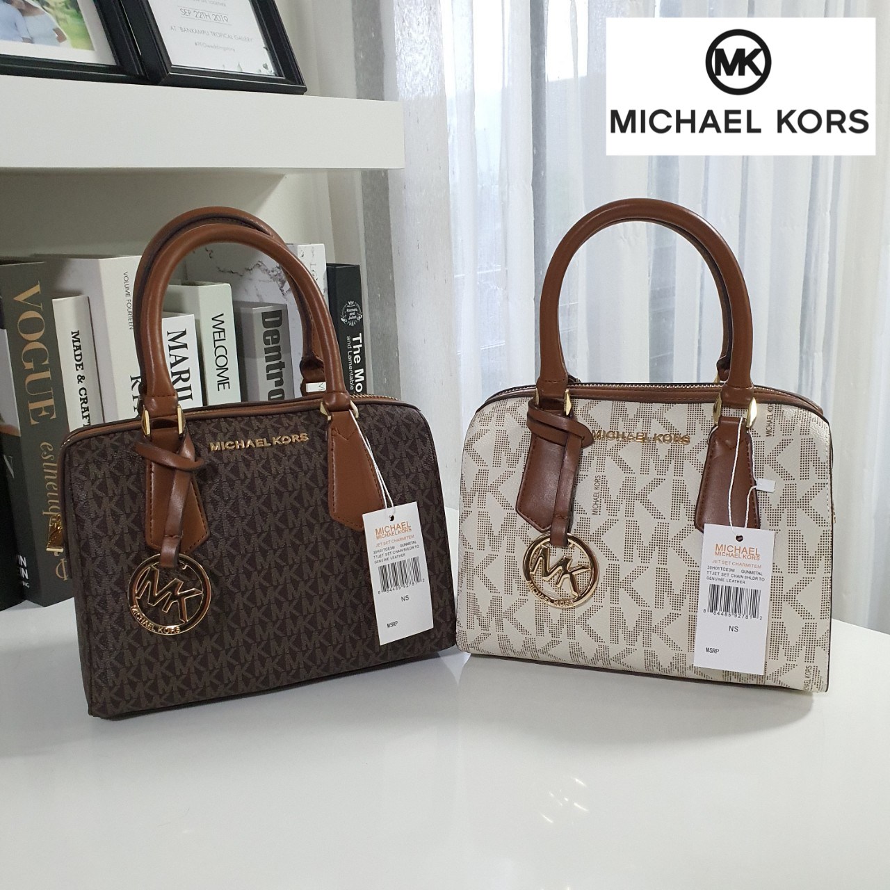 MICHEAL KORS HAYES DUFFLE BAG กระเป๋าสะพายทรงหมอนยอดฮิต ขนาดกลาง วัสดุหนังสังเคราะห์ปั้มลาย MK ทั้งใบ สวยอยู่ทรง ประดับโลโก้แบรนด์ด้านหน้า ด้านในบุผ้าไนลอน มีช่องซิปอีกหนึ่งช่อง สามารถใส่กระเป๋าสตางค์ใบยาว มือถือ iphone เงิน ของจุกจิกได้ มาพร้อมแท็กห้อยสุ