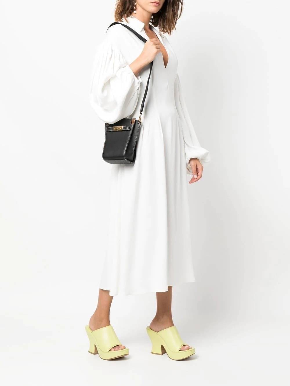 small TORY BURCH LEE RADZIWILL PEBBIED BAG ((139016)) แต่ใส่ได้จุ ขนาดพอดีลำตัว สวยมากๆค่ะ! ลุคหรูดูดีมากๆ กับกระเป๋าสะพายข้างจากTB รุ่นเล็ก