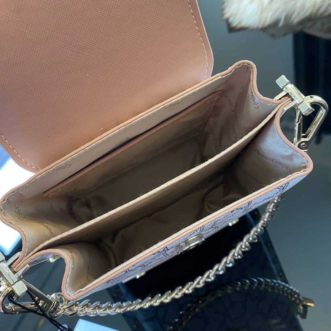 CALVIN KLEIN JEANS crossbody bag กระเป๋าถือหรือสะพาย ลายซิกเนเจอร์แบรนด์ทั้งใบ เปิด-ปิดกระเป๋าด้วยกระดุมแม่เหล็ก ด้านในแบ่งเป็น 2 ช่องหลัก และมีช่องเล็กใส่ของจุกจิก ซับในลายแบรนด์อย่างดี มาพร้อมสายสะพายยาวปรับระดับได้ฟรีไซต์ สามารถใช้ได้หลากหลายโอกาสค่ะ