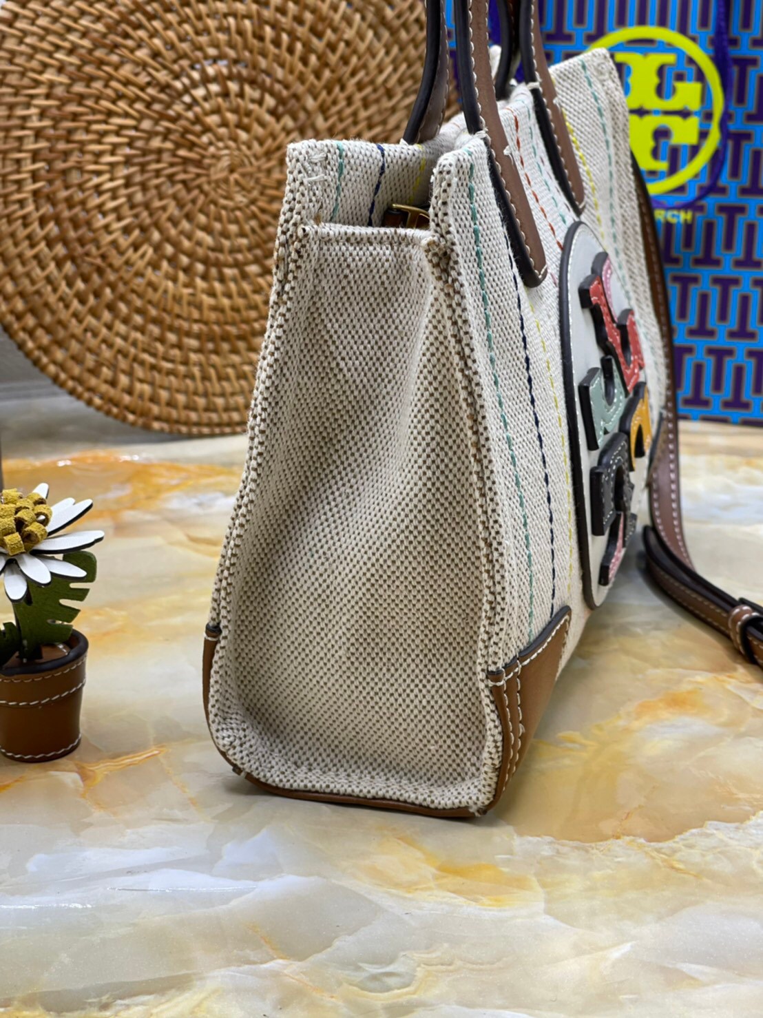 Tory burch ella multi stitch canvas micro tote กระเป๋าใบนี้บอกเลยว่าสไตล์เก๋และแปลกตาเลยทีเดียว กระเป๋าทรงสี่เหลี่ยมขนาดมินิ มีสายเล็กๆ สำหรับสะพายข้าง ลวดลายและสีสันบนกระเป๋ามีเอกลักษณ์ความเป็นวินเทจแบบทอรี่โดยเฉพาะ เป็นอีกหนึ่งแอ็กเซสเซอรี่ที่ทางแบรนด์ร