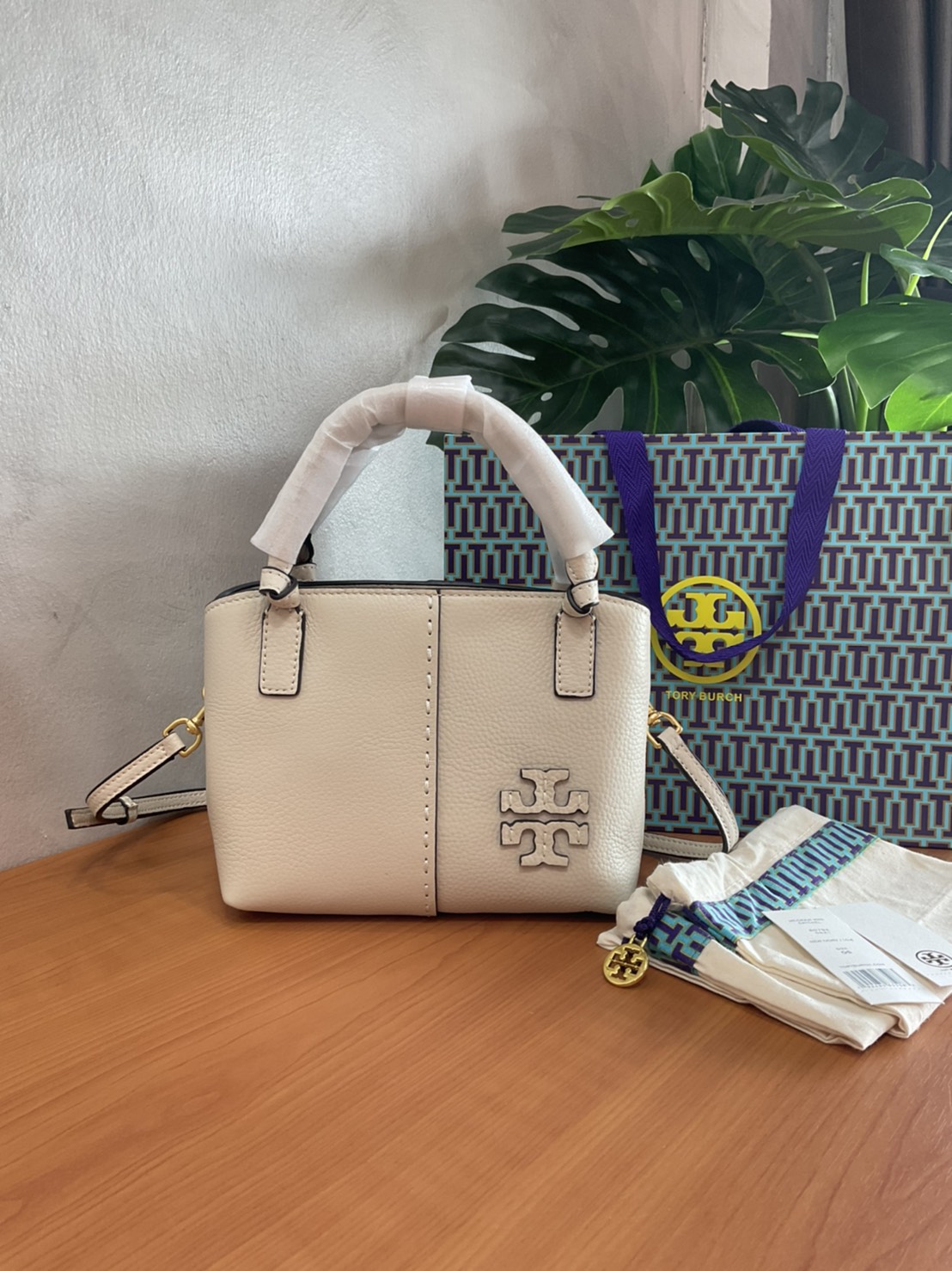 Tory Burch McGraw Mini Satchel กระเป๋าถือ/สะพาย Crossbody วัสดุหนังลูกวัวแท้ 100% ด้านหน้าประดับโลโก้หนัง ตัดเป็นรูปตัว T สัญลักษณ์แบรนด์ ตัวกระเป๋าเดินด้ายเล่นลายเพิ่มลูกเล่น เพื่อความเก๋!!