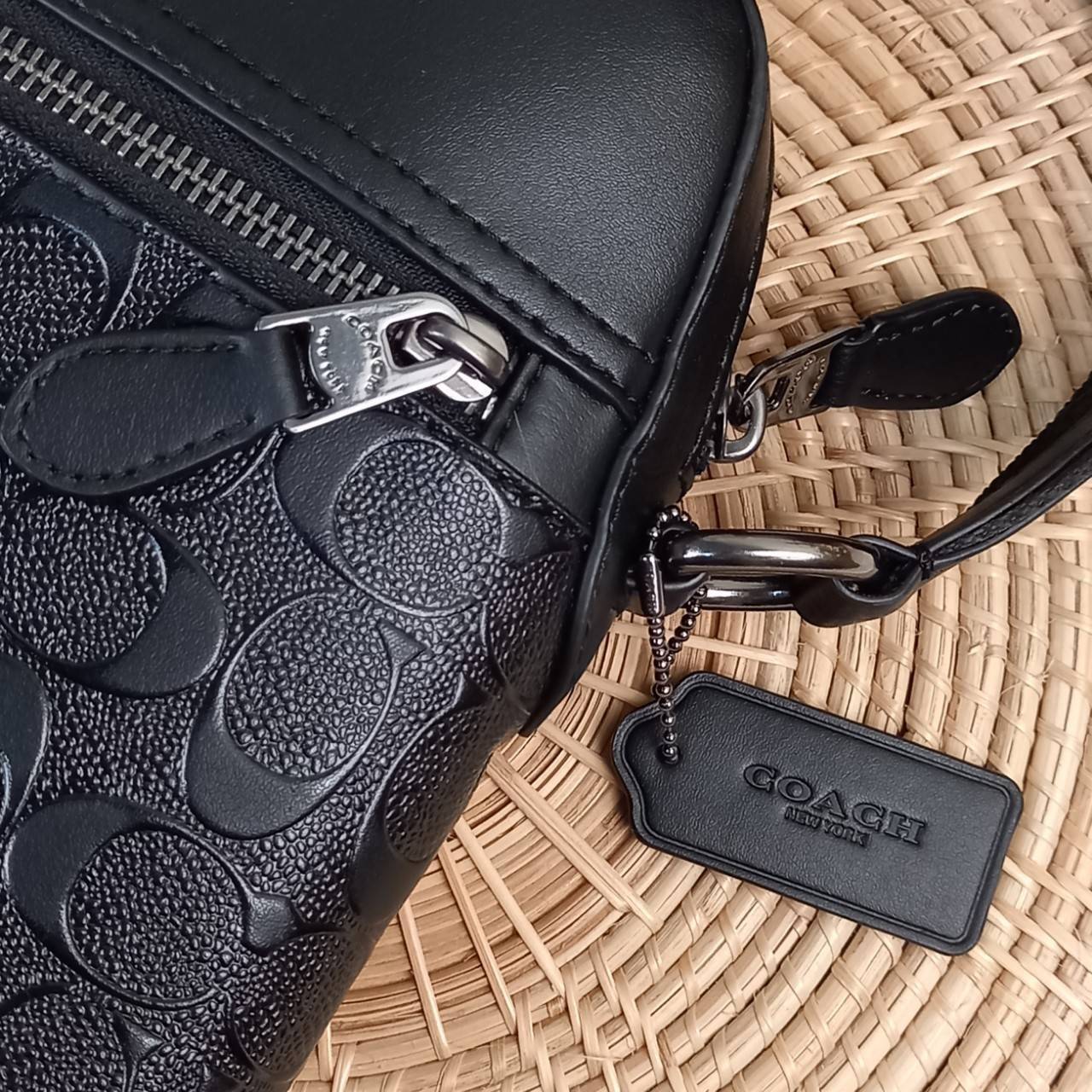 COACH HOUSTON FLIGHT BAG IN SIGNATURE LEATHER (COACH F73338) กระเป๋าสะพาย ลวดลาย C นูน SIGNATURE ที่ดูโดดเด่นมาก// วัสดุหนังแท้ทั้งใบ อยู่ทรงสวย// ด้านในโล่งกว้าง จุของได้เยอะ ด้านหน้ามีอีกช่องซิบไว้เก็บของสำคัญได้อย่างเป็นสัดส่วน ลงตัว เปิด-ปิด ด้วยซิบ/ 