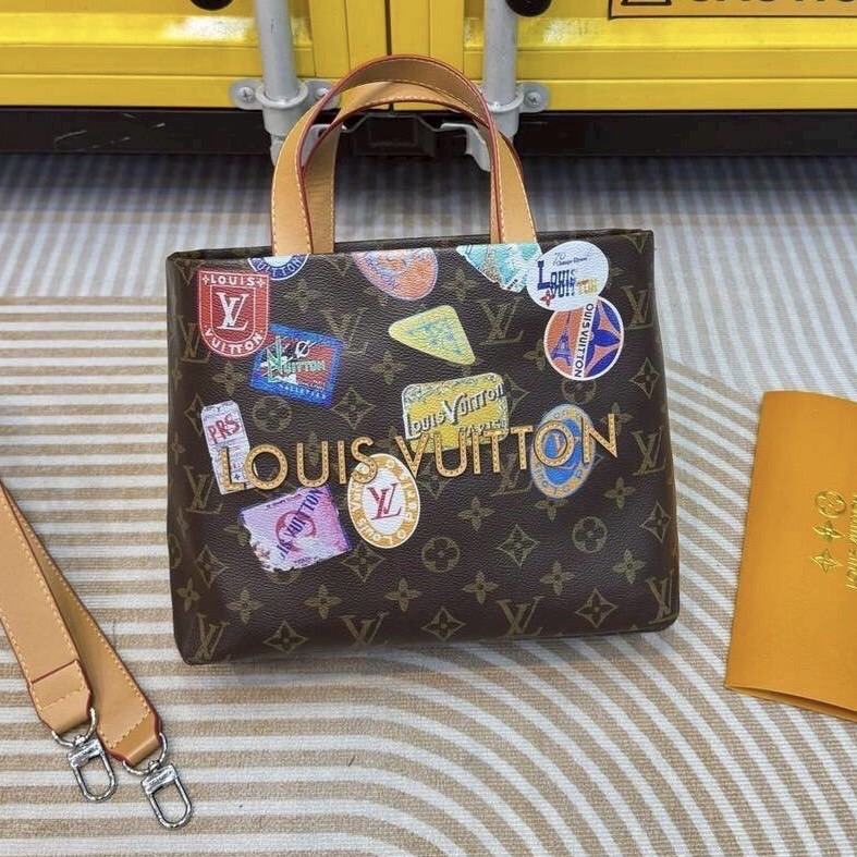 LV Flight Mode Onthego Voyage Bag / LV Tote Bag signature travel sticker print กระเป๋าทรงโท้ทใบใหญ่ รุ่นลิมิเต็ด โดดเด่นด้วยแท็กสติกเกอร์พิมพ์ลายท่องเที่ยว ให้ความวินเทจแต่ยังคงความหรูหราในตัว สวยหรูลงตัว ภายในโล่งกว้าง จุของได้อย่างจุใจ