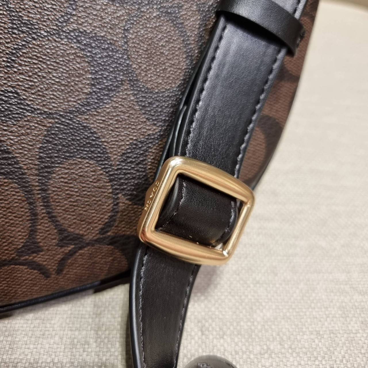 COACH F48740 BELT BAG IN SIGNATURE CANVAS กระเป๋าคาดอกทรง Unisex ที่ขายดีถล่มทลาย!! ขายได้ตลอดปี!! สวยเท่ทุกสี วัสดุหนังแคนวาสเคลือบคุณภาพดี ทนทาน ใช้งานง่าย ภายในเป็นช่องโล่ง เหมาะสำหรับคนที่ชอบพกอะไรง่ายๆ รับรองตอบโจทย์น้า