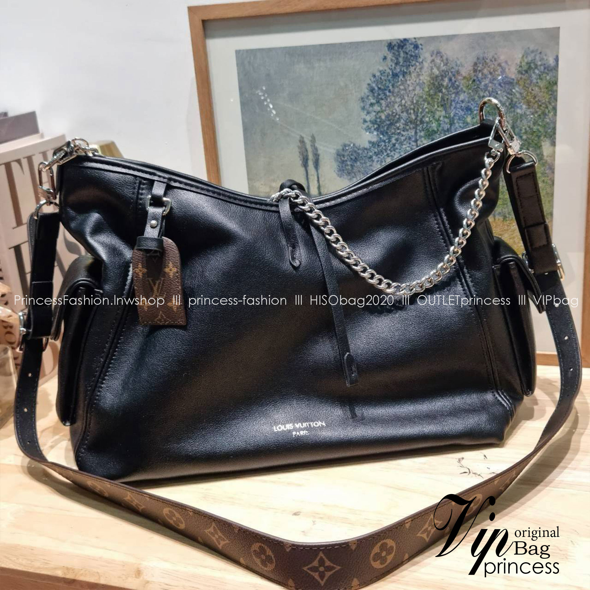 LV CARRYALL CARGO VIBE ใหม่ล่าสุด กระแสกระเป๋าไวบ์คาร์โก้มาแรงสุดๆ ดีไซน์สีดำคลาสสิค มีดีเทลลูกเล่นแซมลวดลายกิมมิค ทำให้กระเป๋าดูโก้และดูติดแกลมมาก เหมาะใช้ได้ทุกวัน