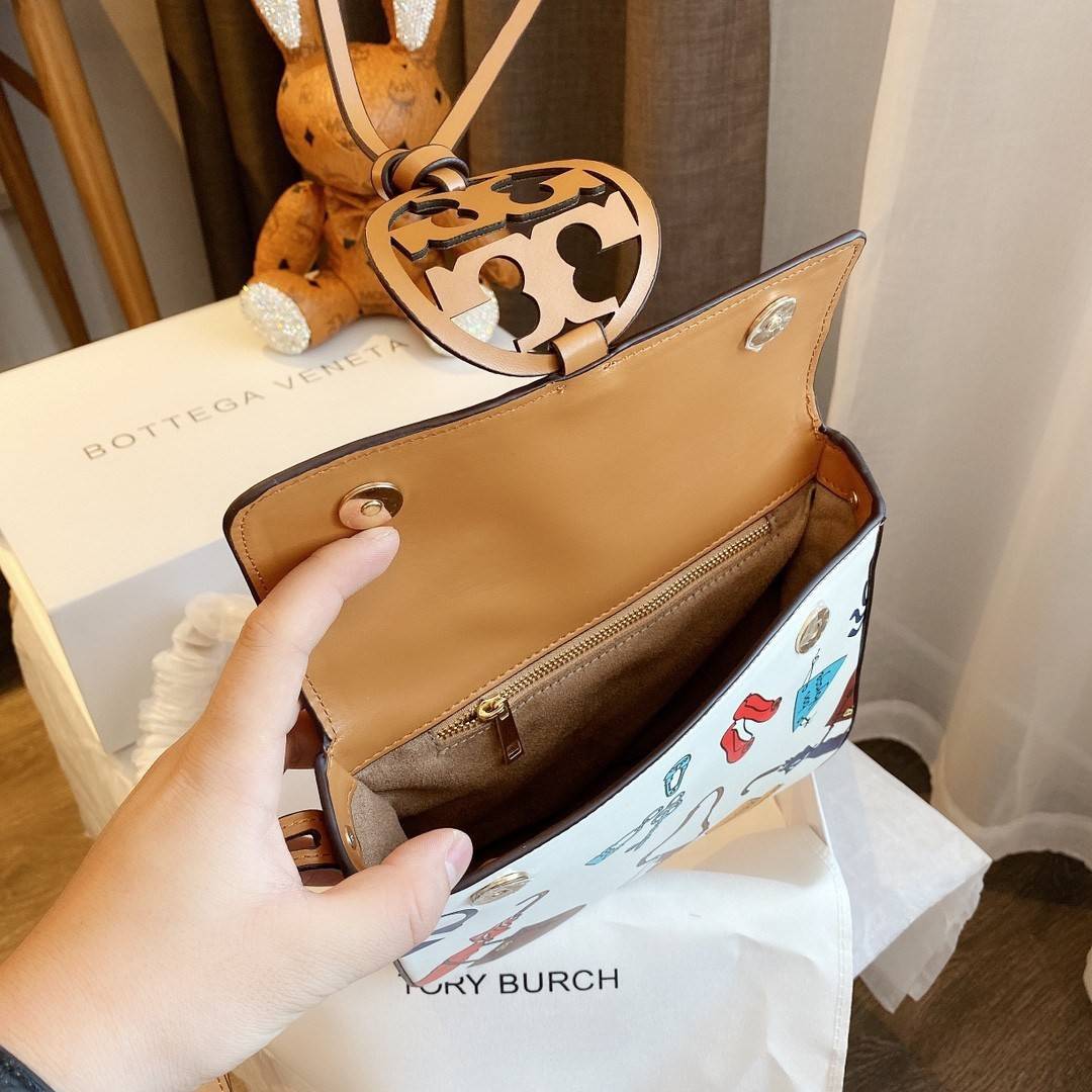 TORY BURCH MILLER CLEAR PRINTED CROSSBODY กระเป๋าสะพายข้าง ไซส์กำลังน่ารัก ด้านหน้าปริ้นลายสวย