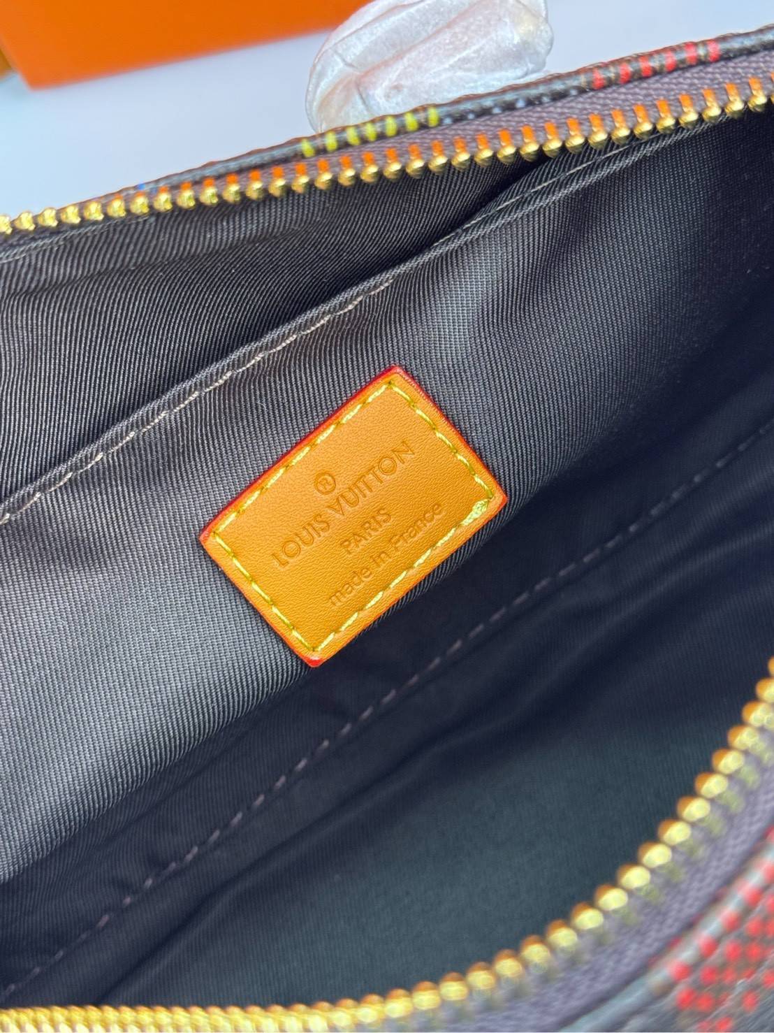 ORI หนังแท้ | LV Keepall Bandoulière 25 Bag กระเป๋าทรงหมอนซิตี้ ดีไซน์ใหม่จาก LV Vers Damier Ebene โดดเด่นที่ลายช่องสี่เหลี่ยมดุจระบายสีด้วยมือพิมพ์ลงบนลายตารางหมากรุก แต่งดีเทลหรูหราผสานอดีตเข้ากับปัจจุบันได้อย่างมีสไตล์